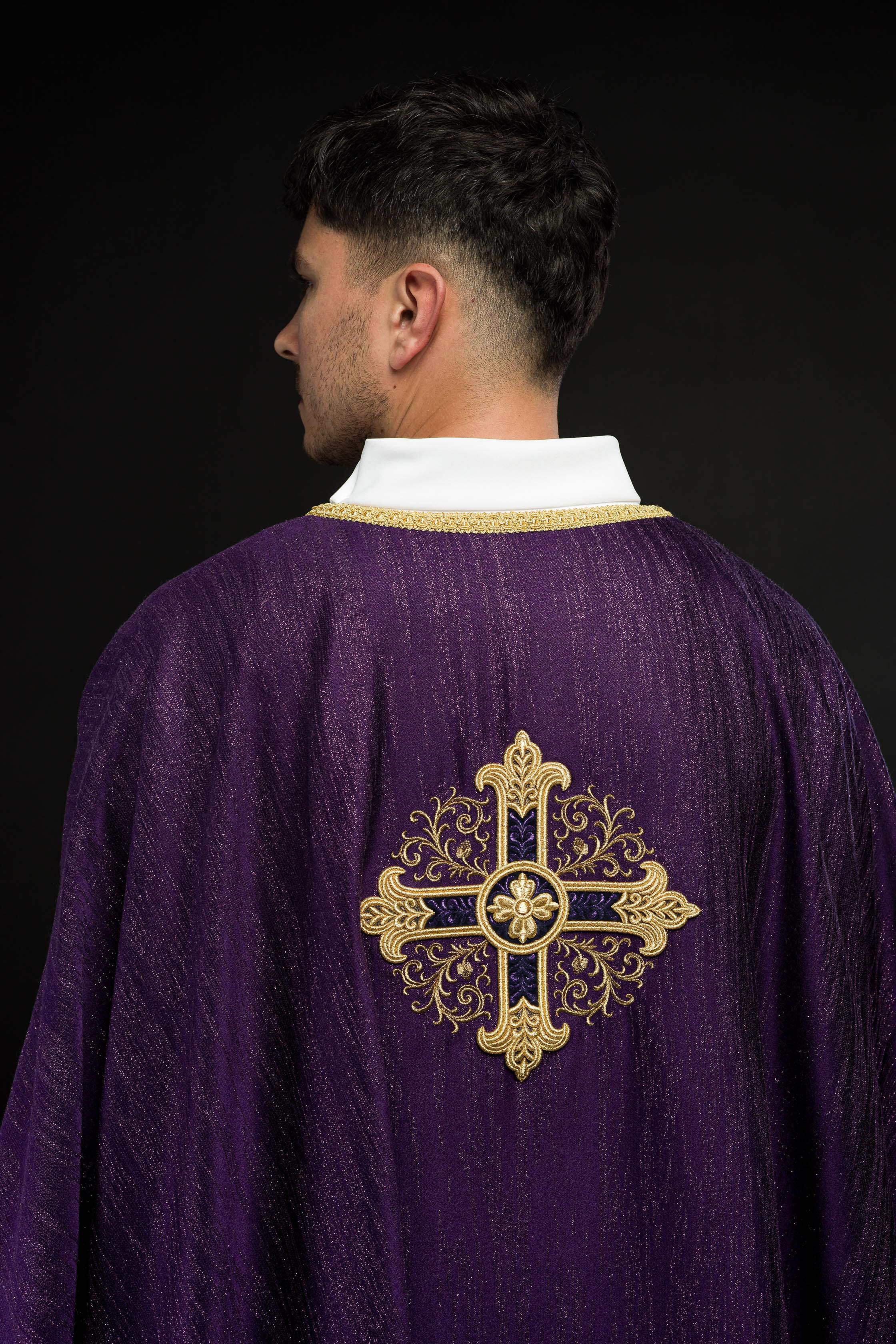 Chasuble violette avec motif de croix brodé sur tissu décoratif