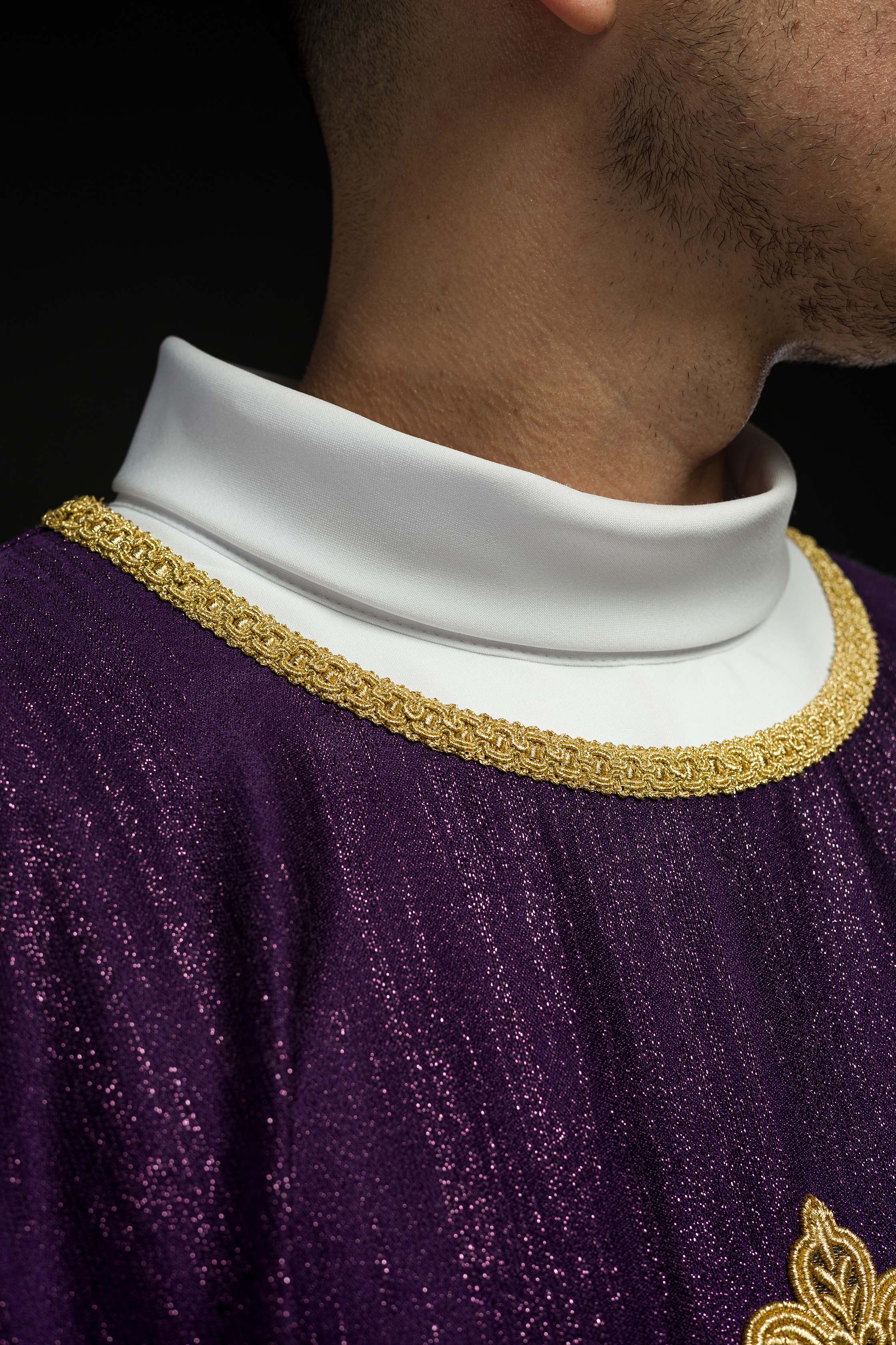Chasuble violette avec motif de croix brodé sur tissu décoratif