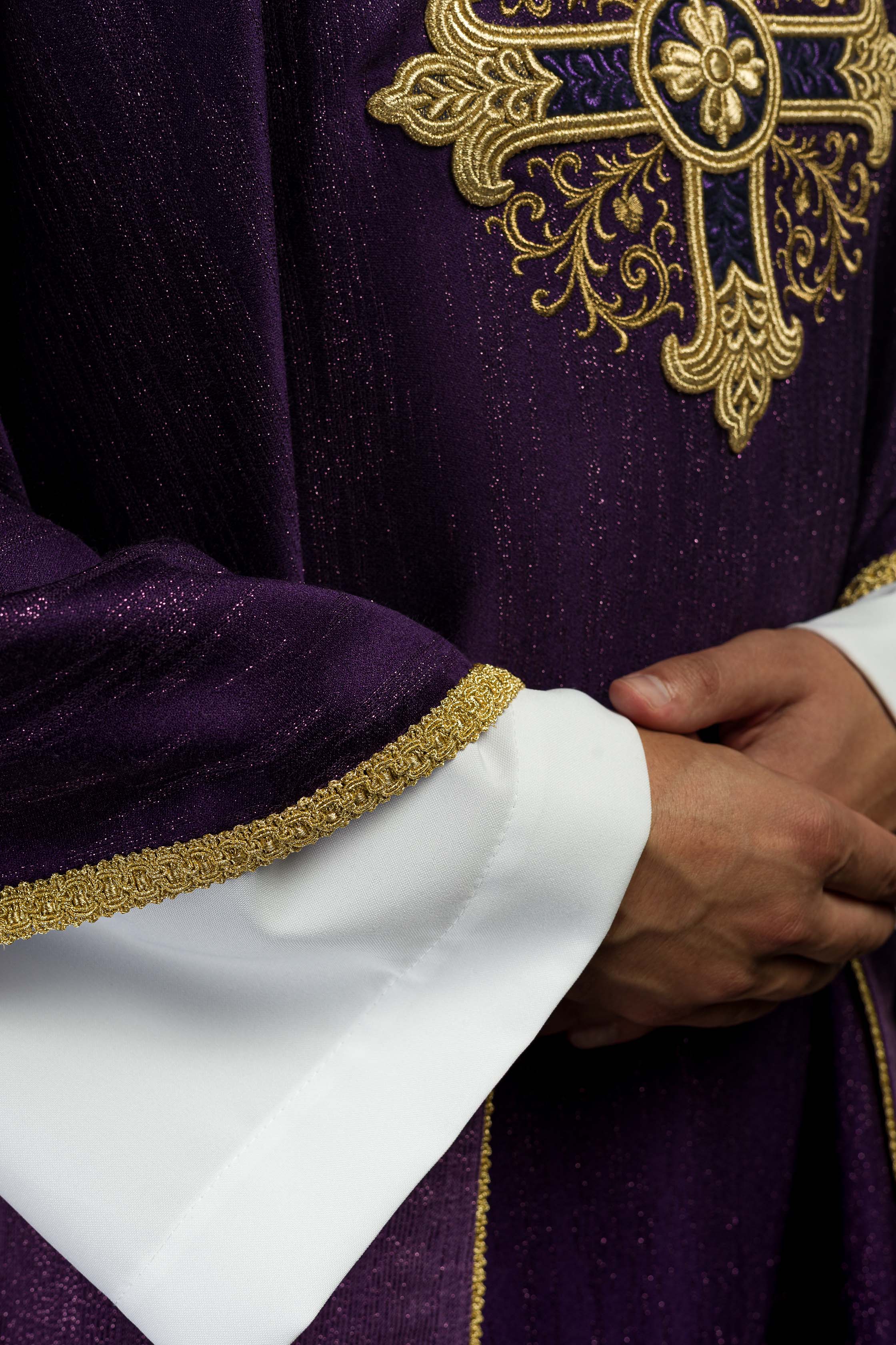 Chasuble violette avec motif de croix brodé sur tissu décoratif