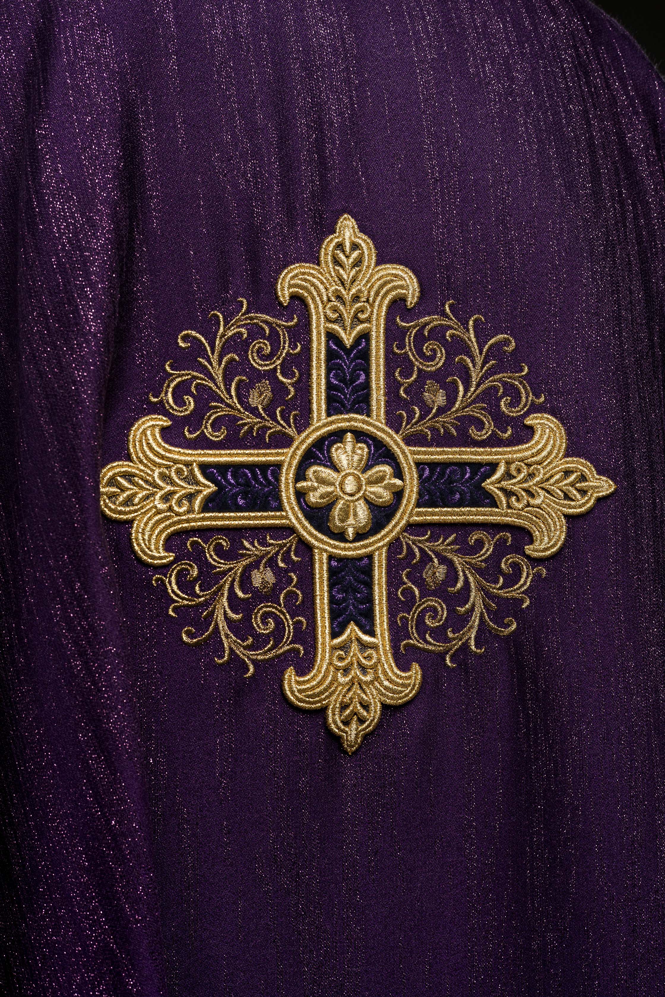 Chasuble violette avec motif de croix brodé sur tissu décoratif