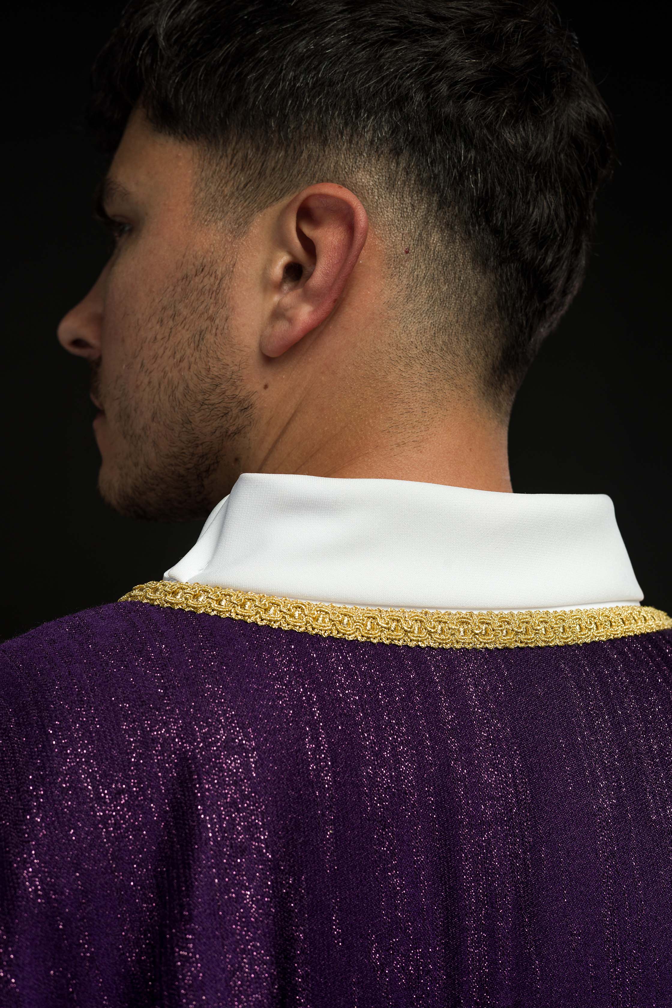 Chasuble violette avec motif de croix brodé sur tissu décoratif