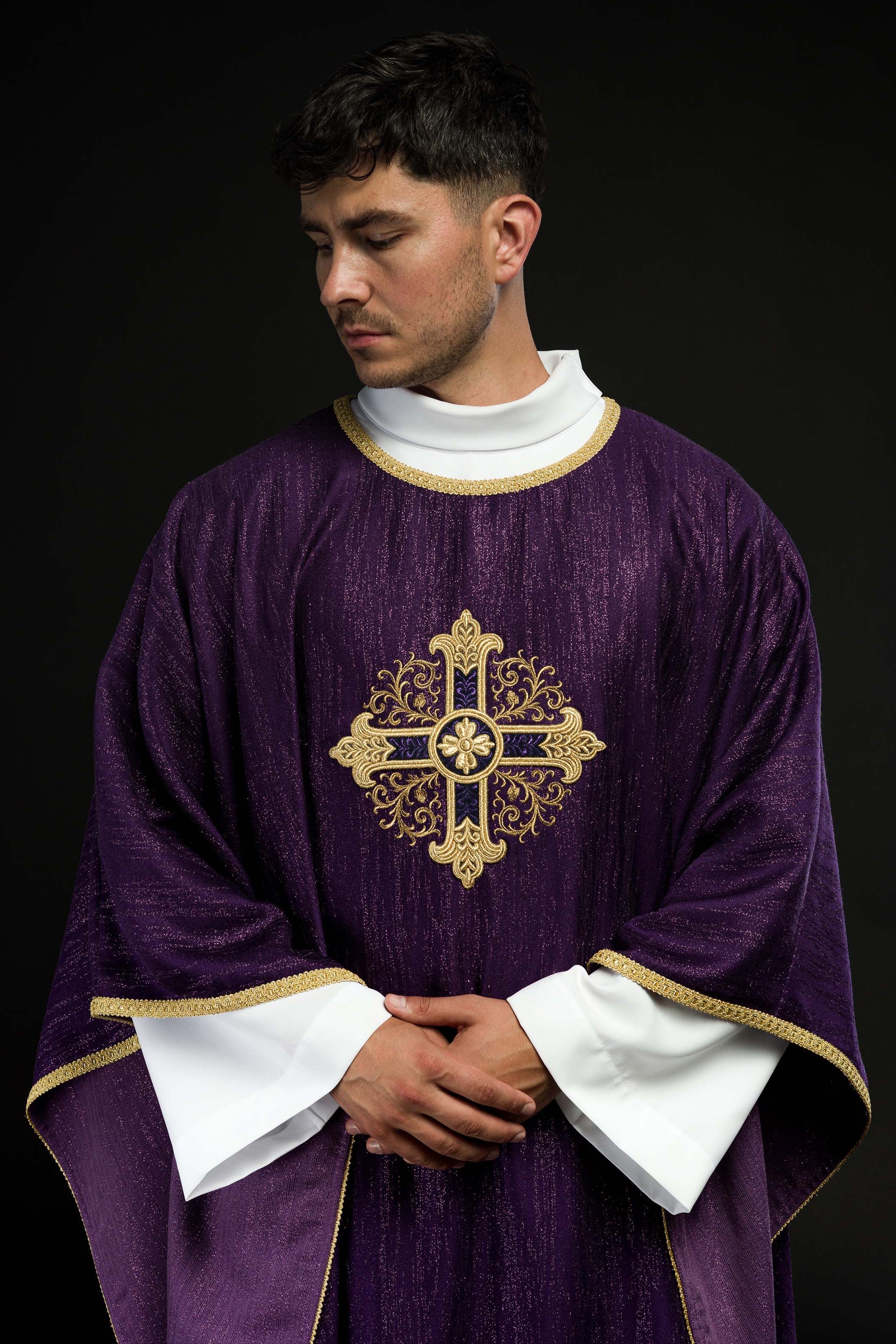 Chasuble violette avec motif de croix brodé sur tissu décoratif