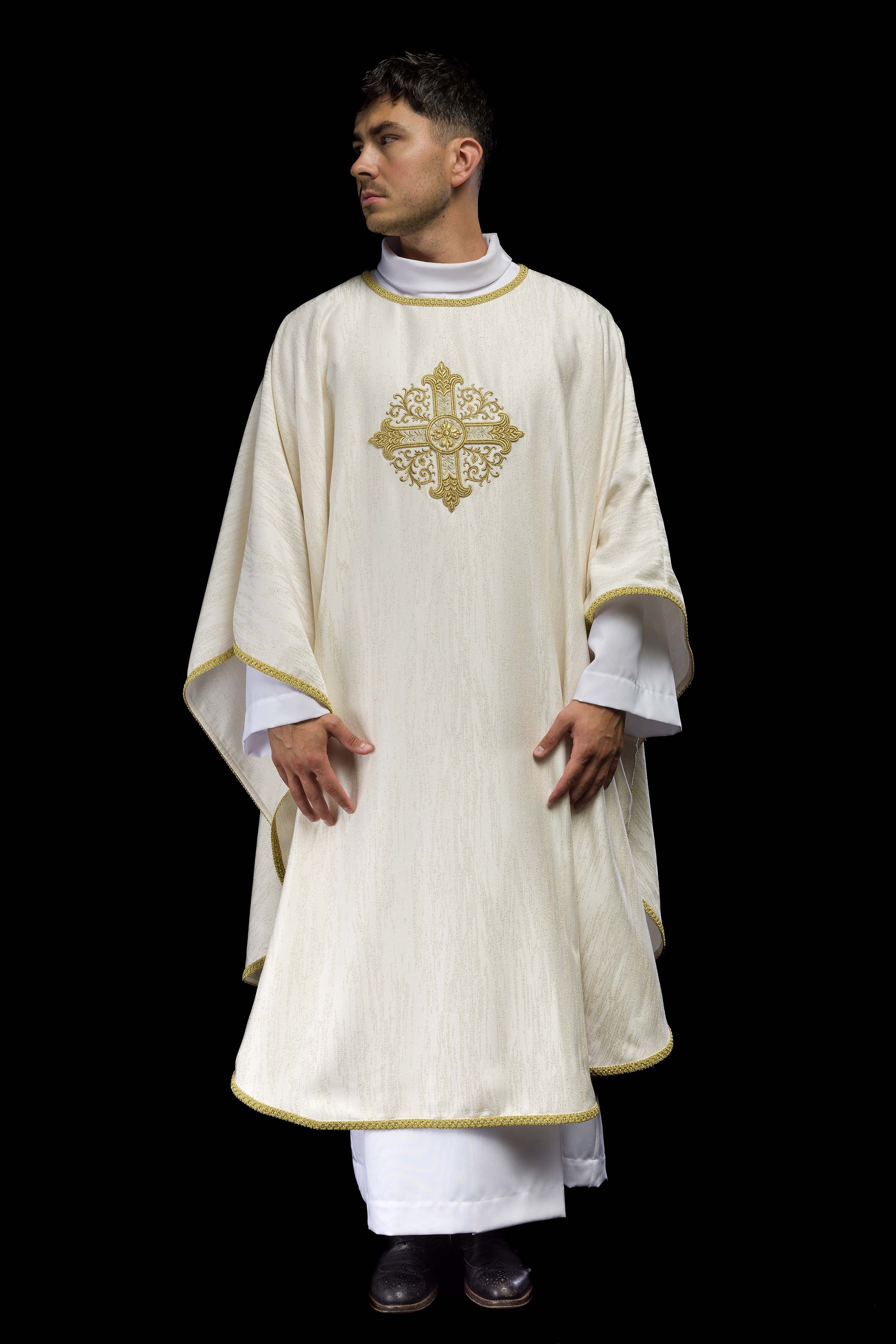 Chasuble écrue avec motif brodé de croix sur tissu ornemental