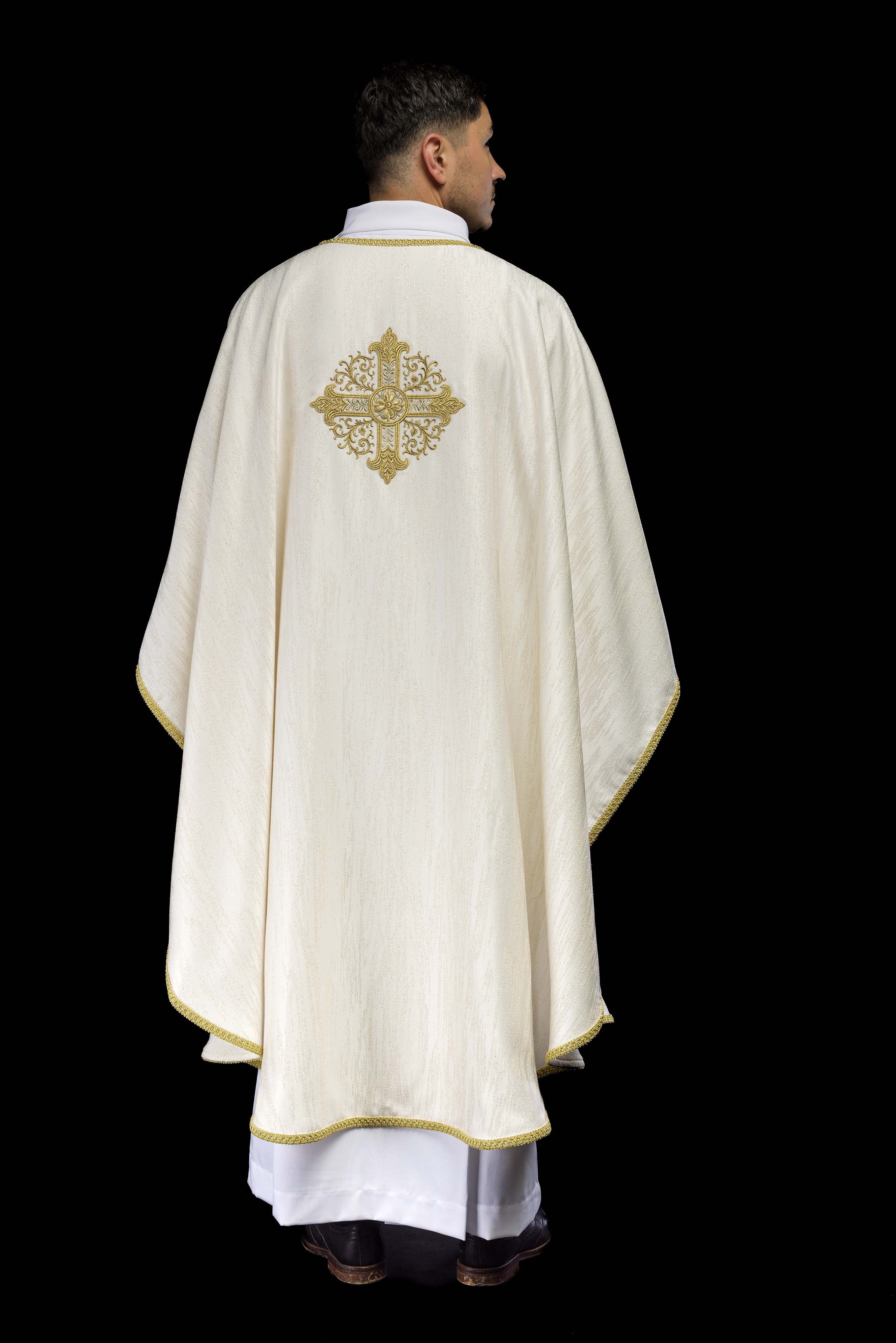 Chasuble écrue avec motif brodé de croix sur tissu ornemental