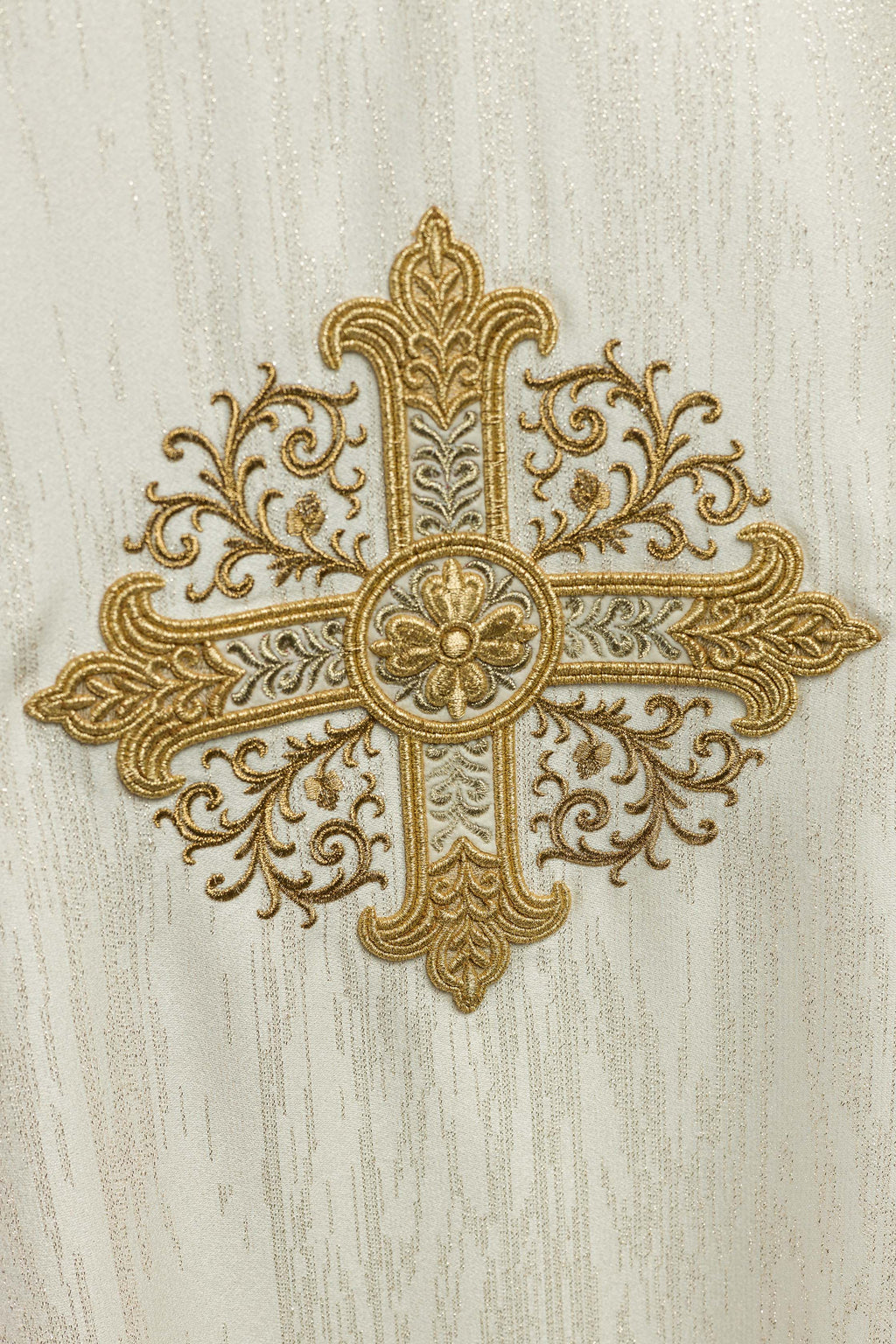 Chasuble écrue avec motif brodé de croix sur tissu ornemental