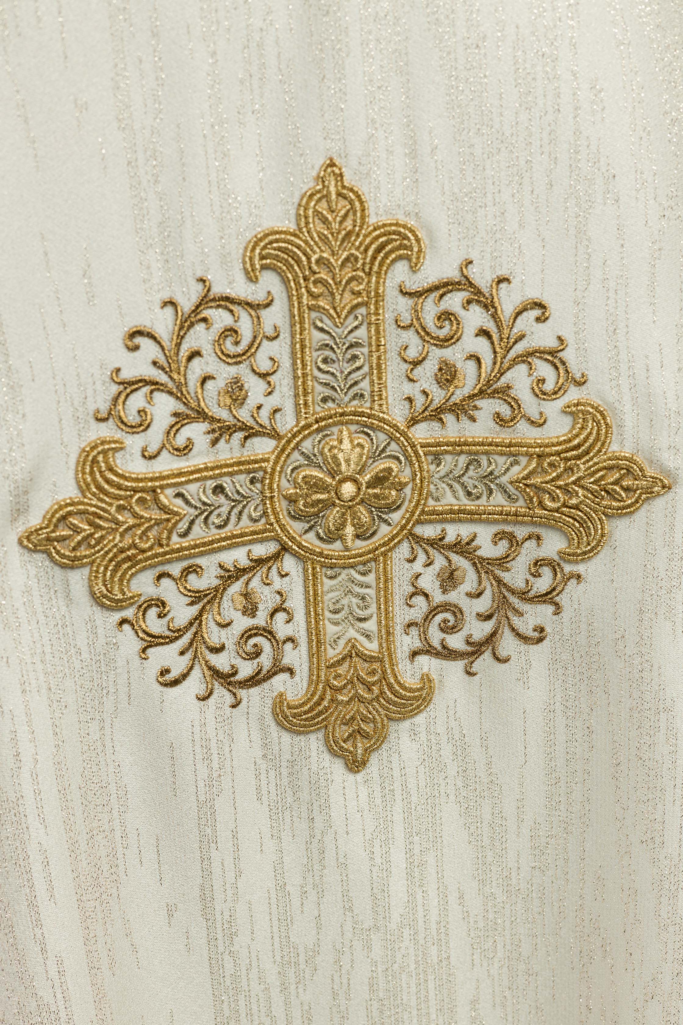 Chasuble écrue avec motif brodé de croix sur tissu ornemental