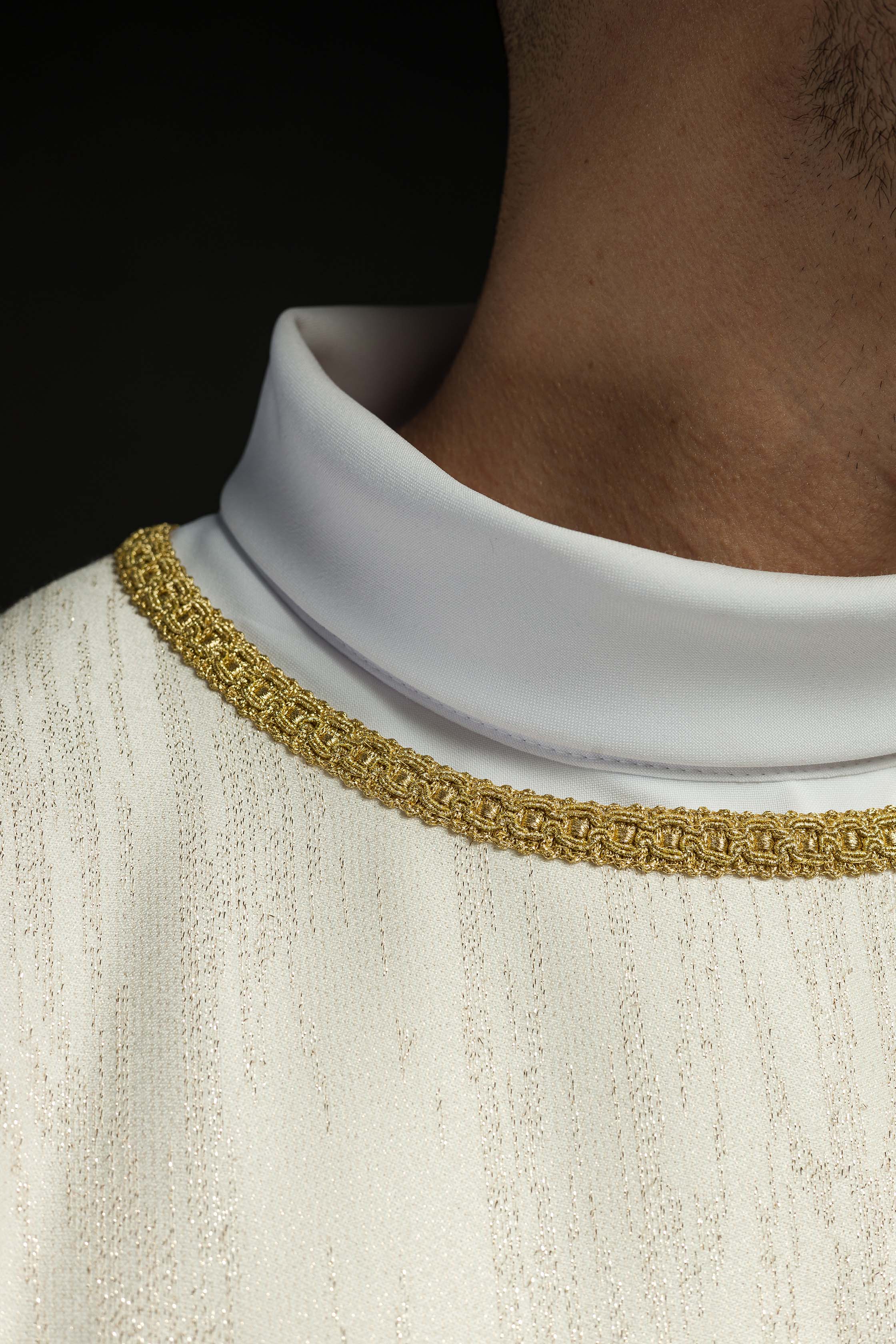 Chasuble écrue avec motif brodé de croix sur tissu ornemental