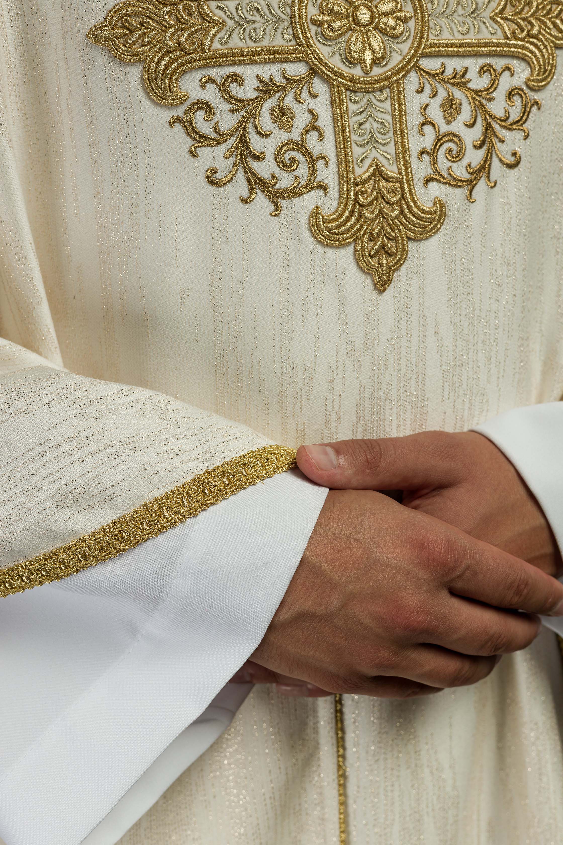 Chasuble écrue avec motif brodé de croix sur tissu ornemental
