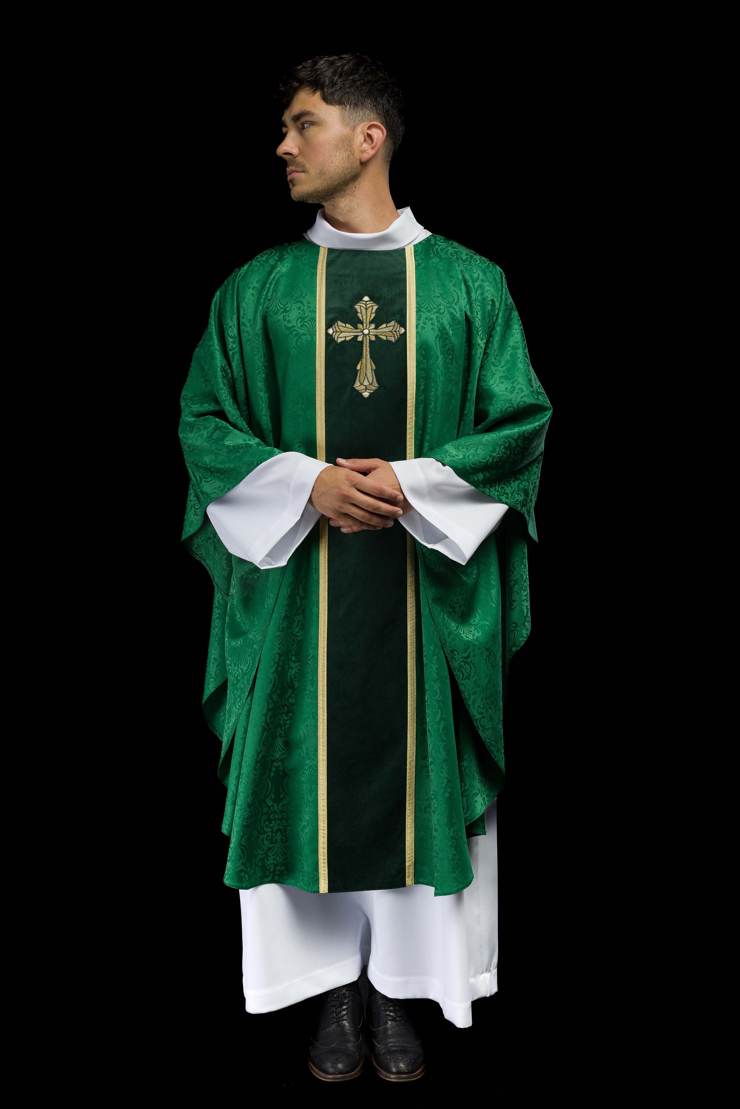 Chasuble liturgique verte avec étole et broderie de croix sur tissu jacquard
