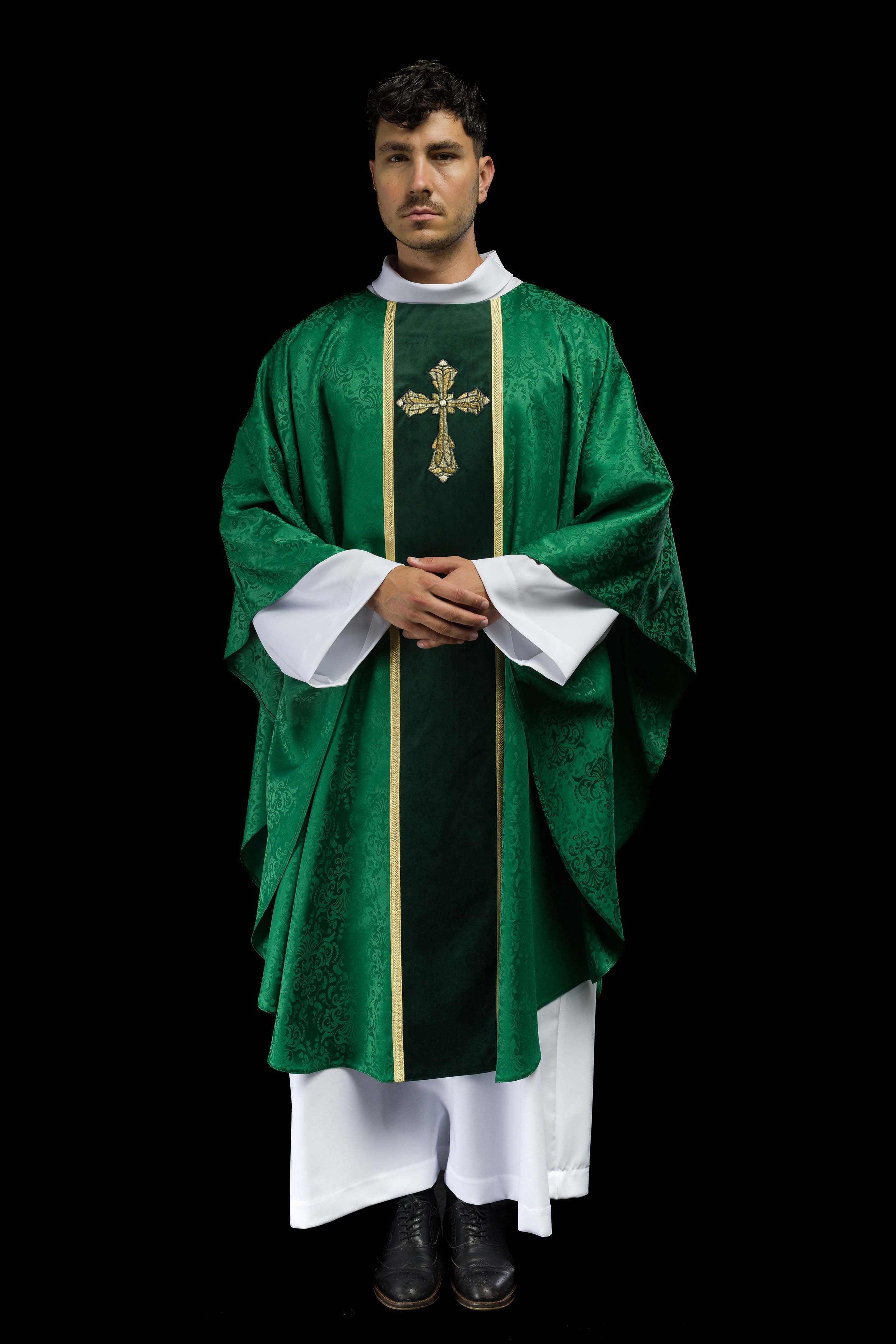 Chasuble liturgique verte avec étole et broderie de croix sur tissu jacquard