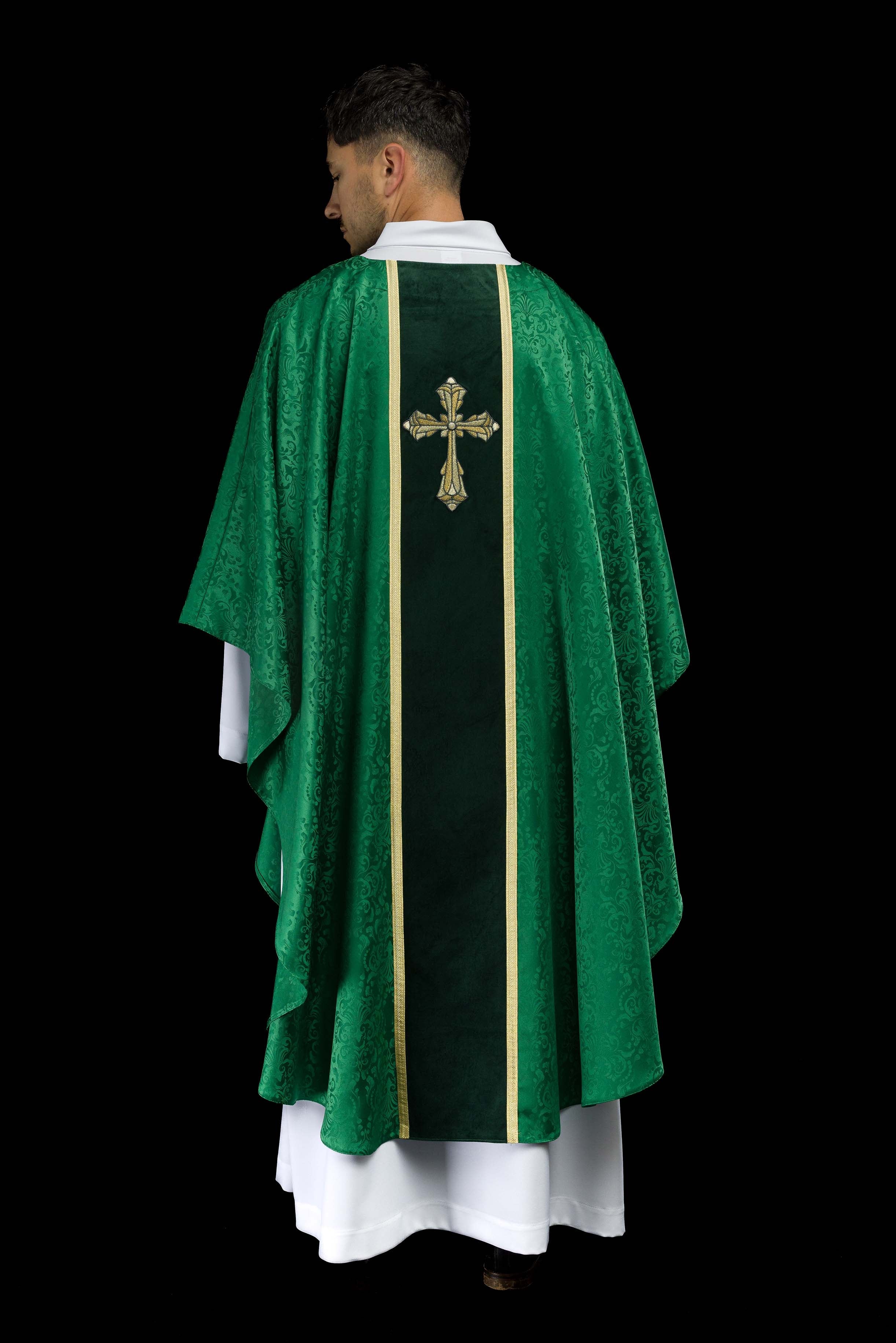 Chasuble liturgique verte avec étole et broderie de croix sur tissu jacquard