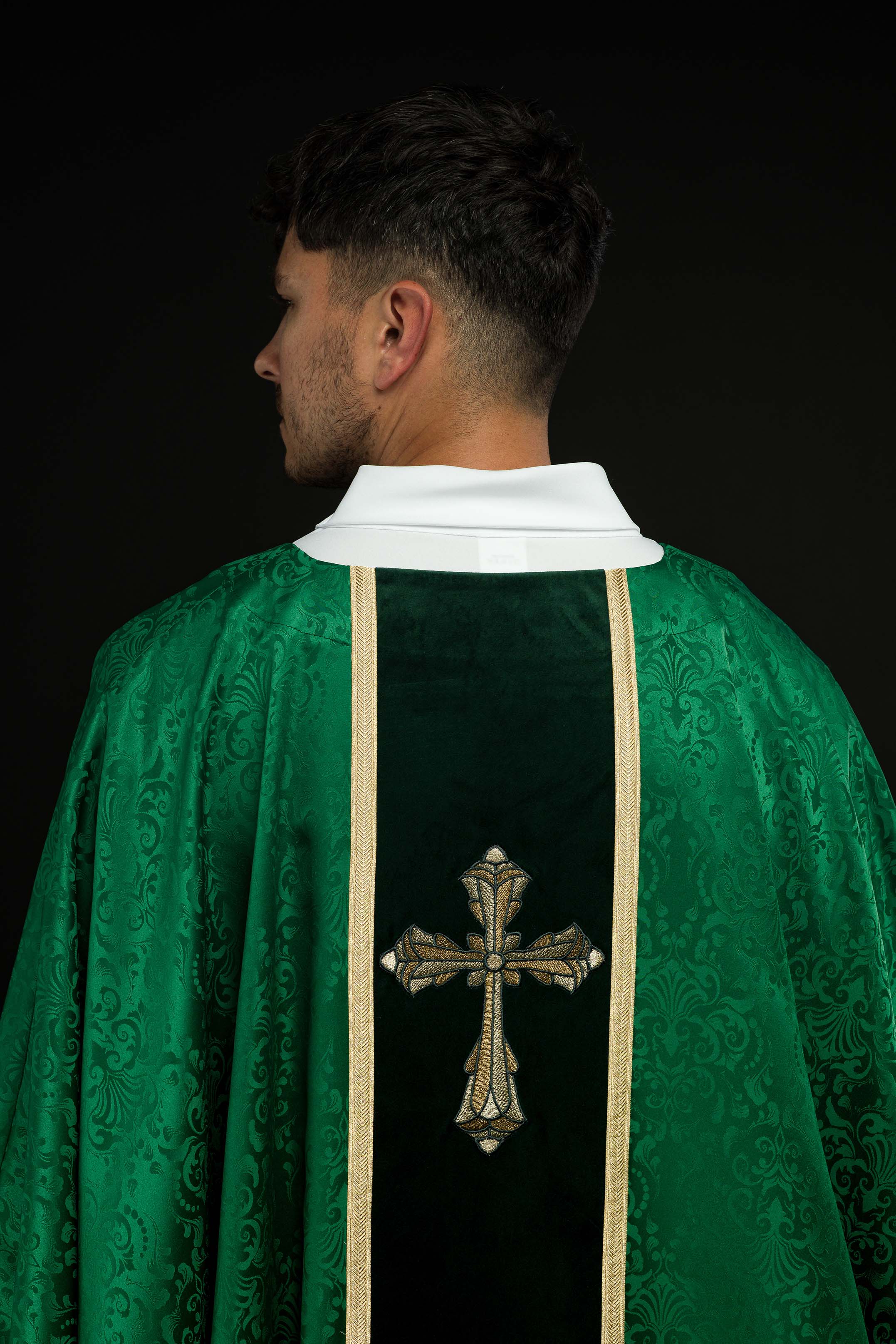 Chasuble liturgique verte avec étole et broderie de croix sur tissu jacquard