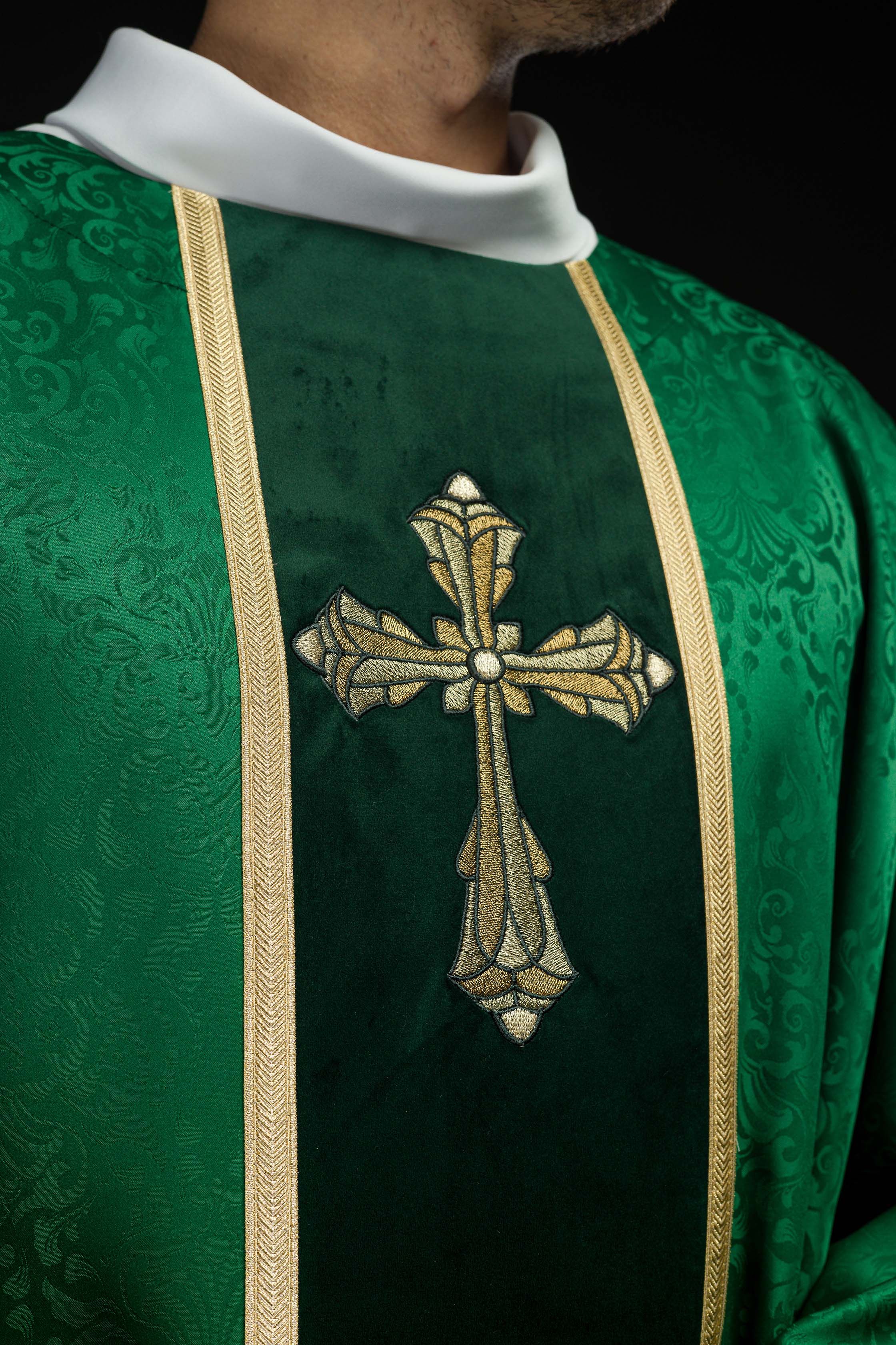 Chasuble liturgique verte avec étole et broderie de croix sur tissu jacquard