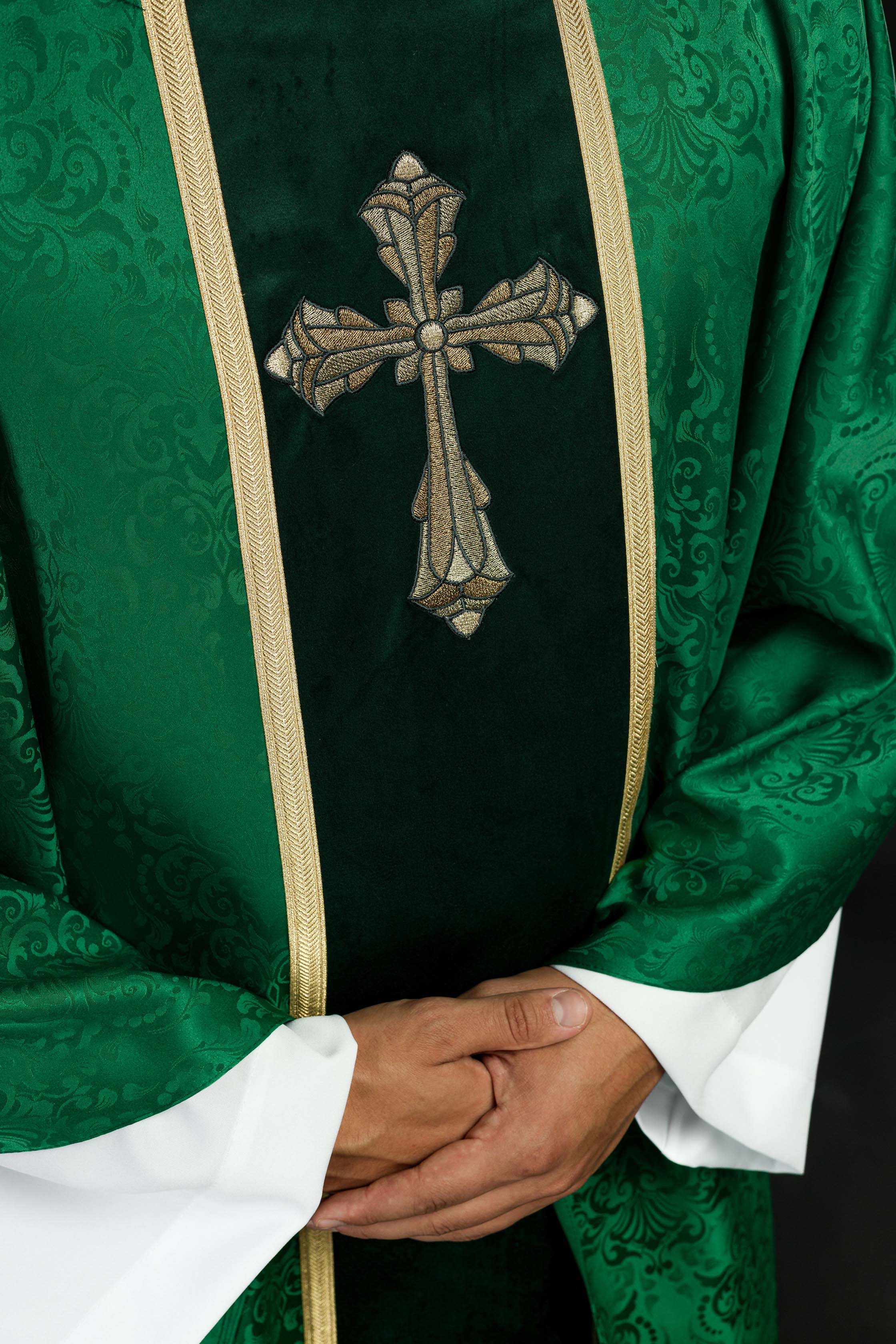 Chasuble liturgique verte avec étole et broderie de croix sur tissu jacquard