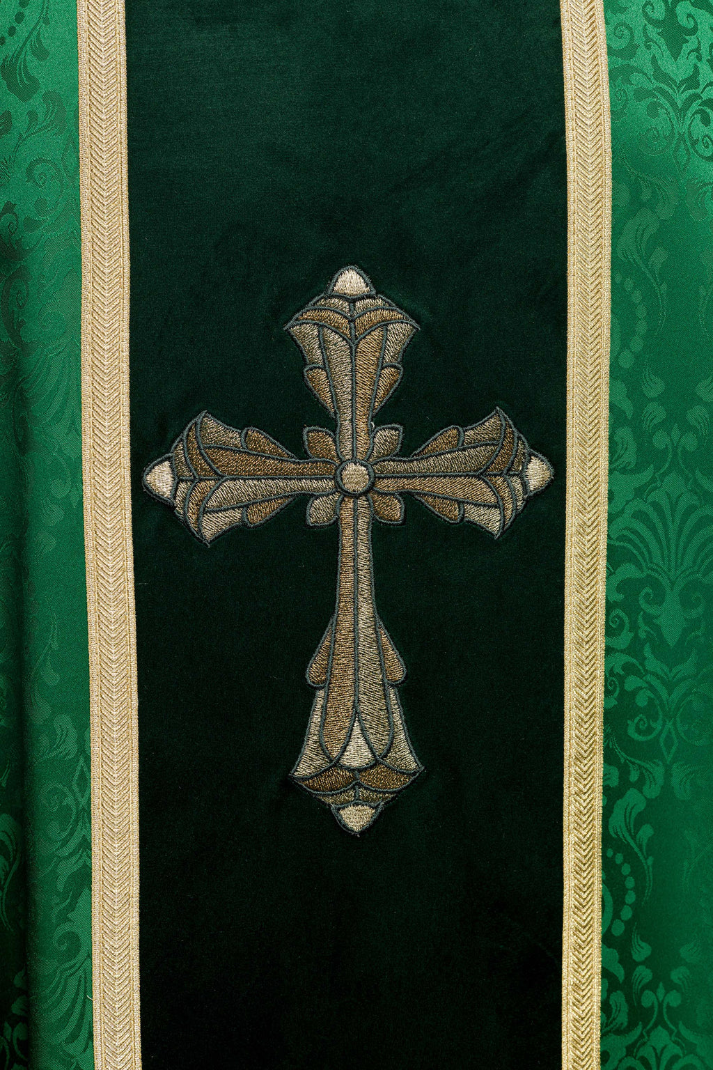 Chasuble liturgique verte avec étole et broderie de croix sur tissu jacquard