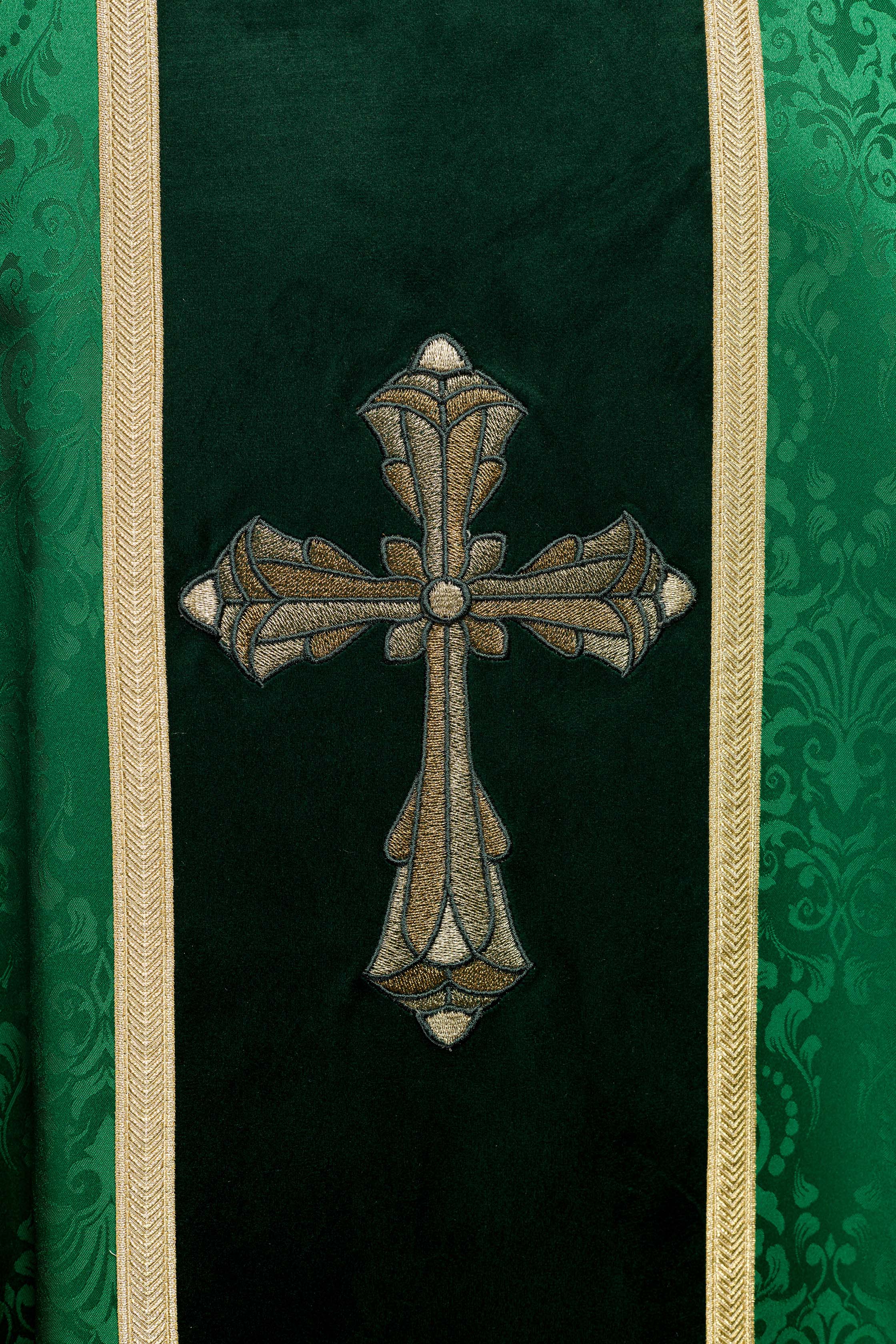 Chasuble liturgique verte avec étole et broderie de croix sur tissu jacquard
