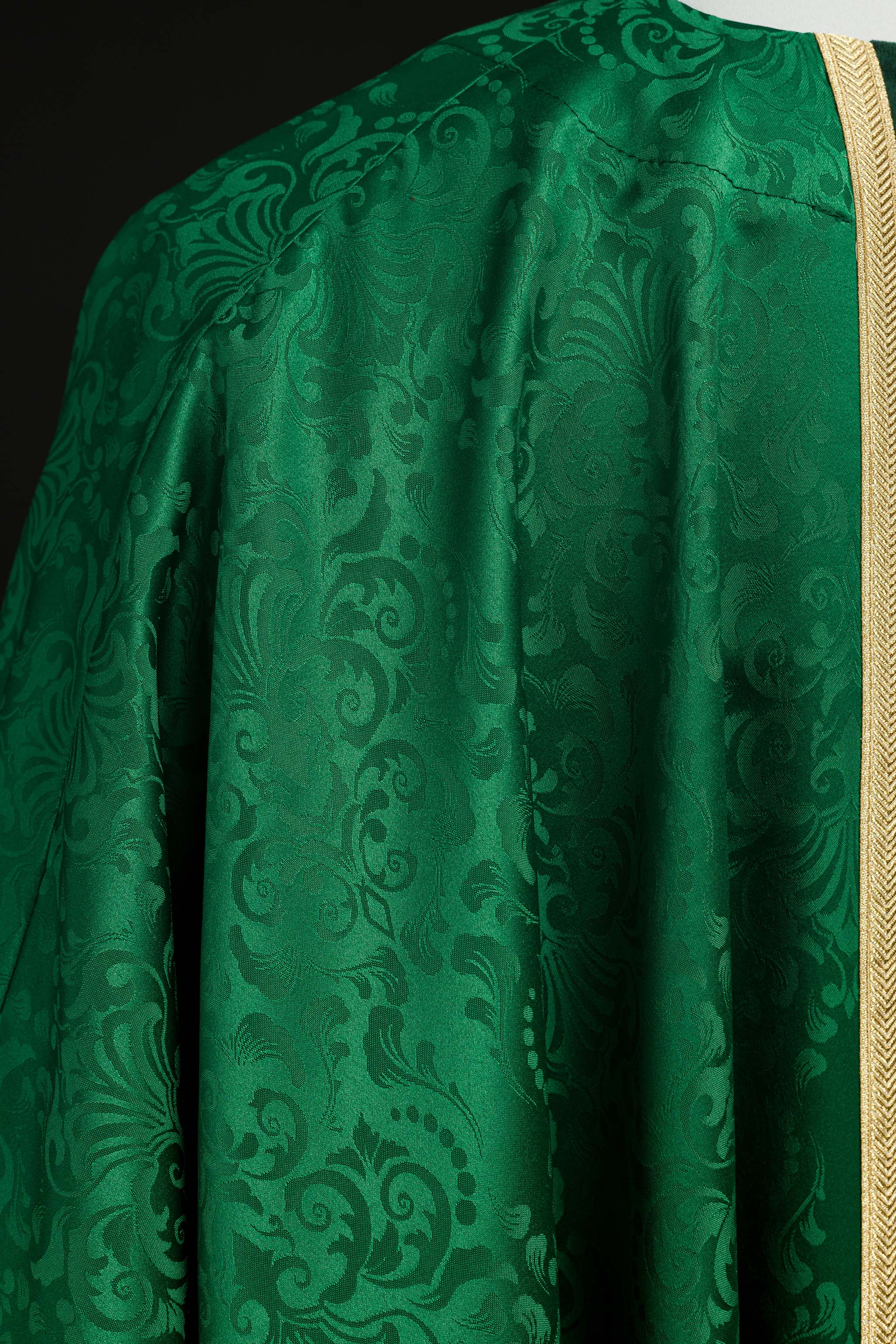 Chasuble liturgique verte avec étole et broderie de croix sur tissu jacquard