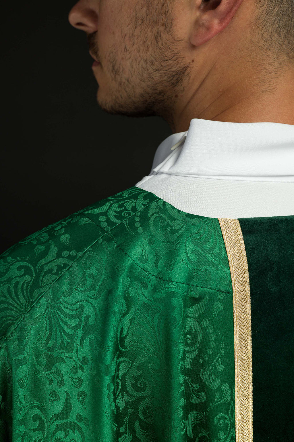 Chasuble liturgique verte avec étole et broderie de croix sur tissu jacquard