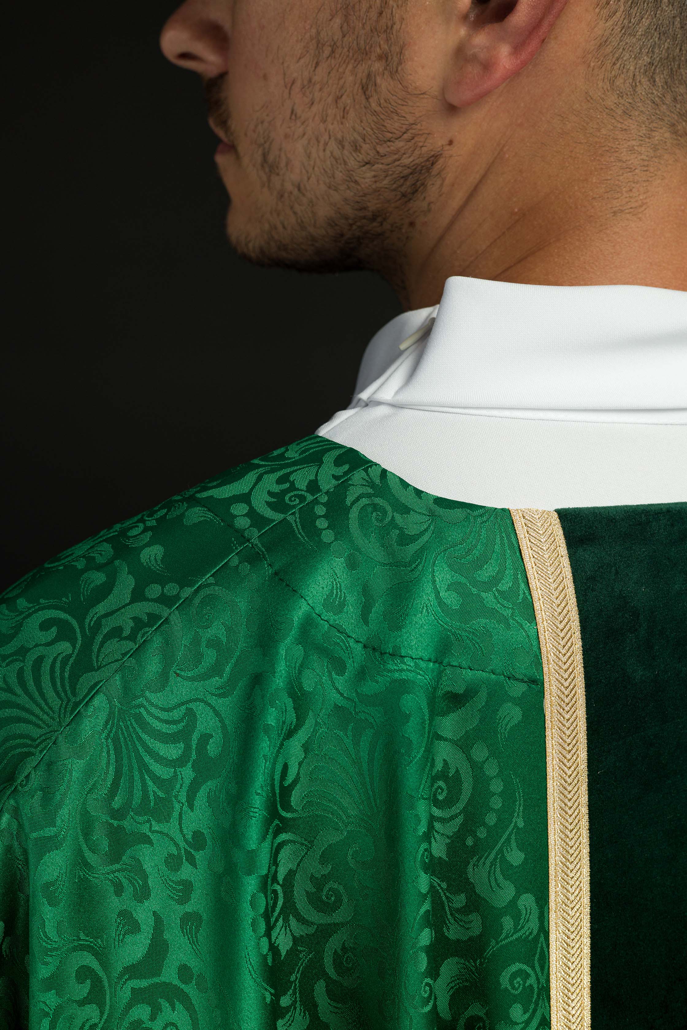 Chasuble liturgique verte avec étole et broderie de croix sur tissu jacquard