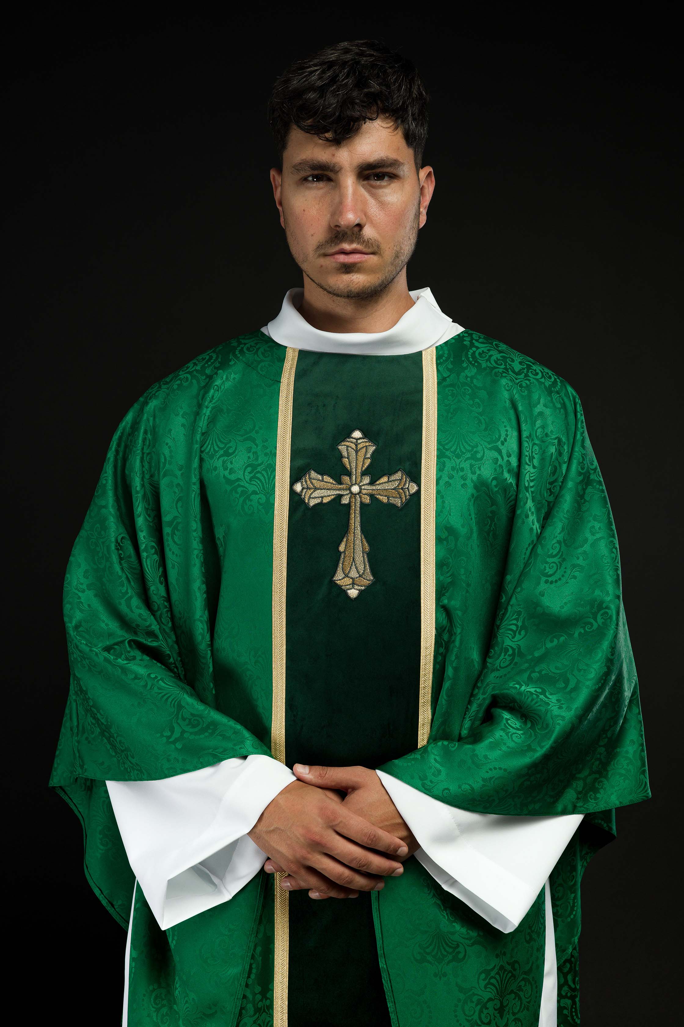 Chasuble liturgique verte avec étole et broderie de croix sur tissu jacquard
