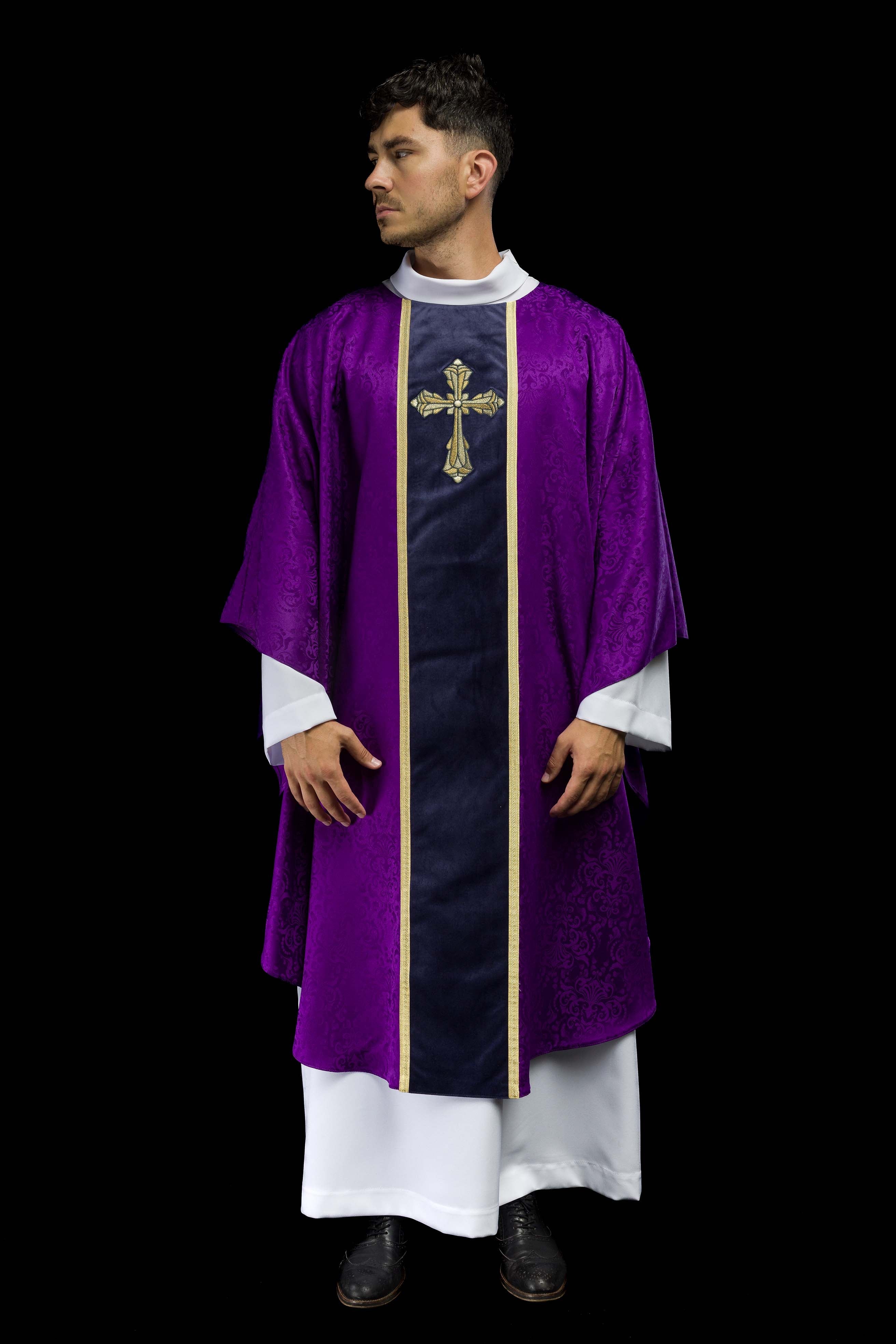 Chasuble liturgique violette avec étole et broderie de croix sur tissu jacquard