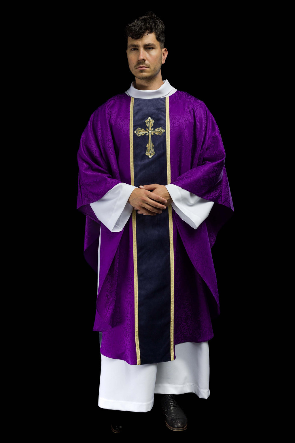 Chasuble liturgique violette avec étole et broderie de croix sur tissu jacquard
