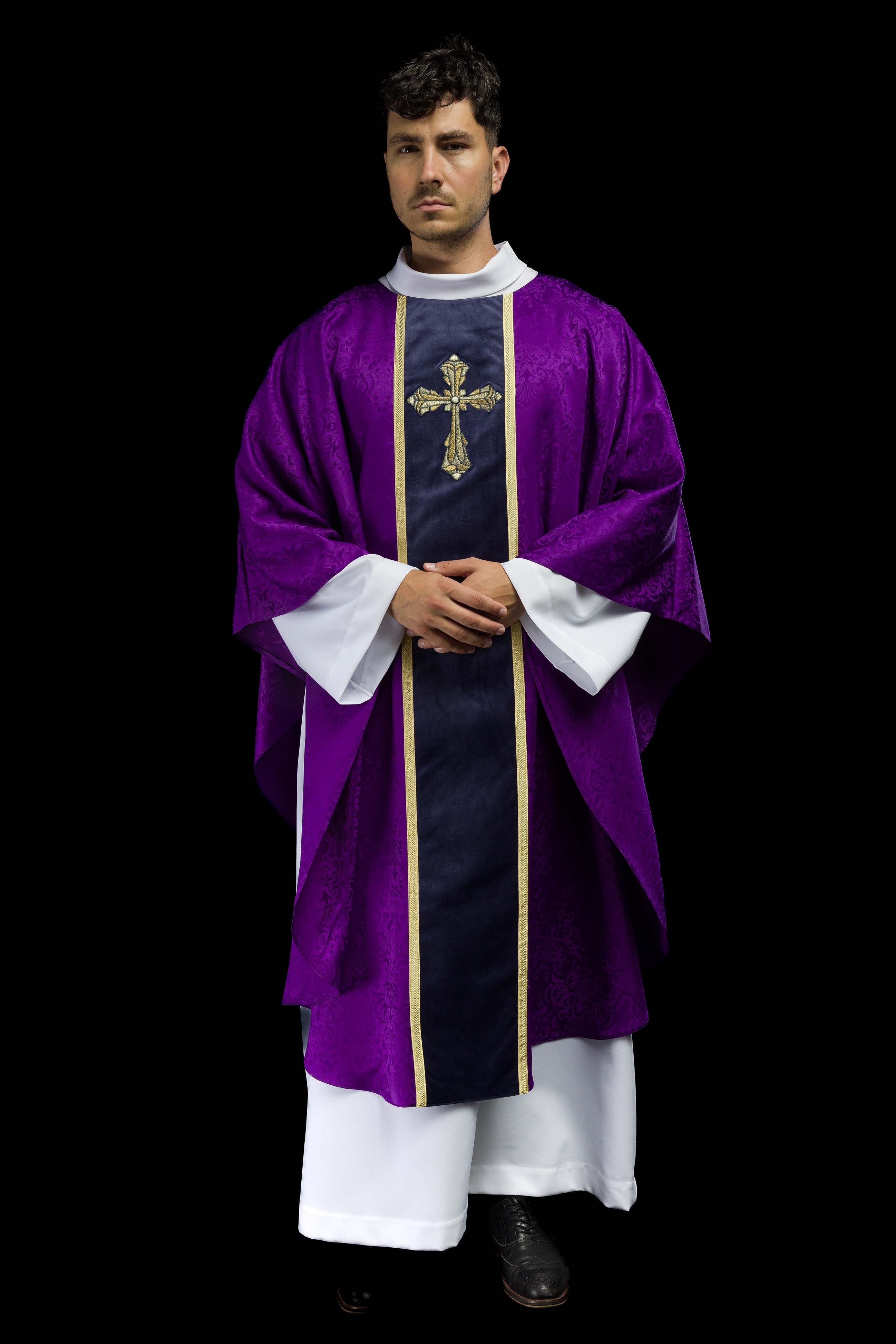 Chasuble liturgique violette avec étole et broderie de croix sur tissu jacquard