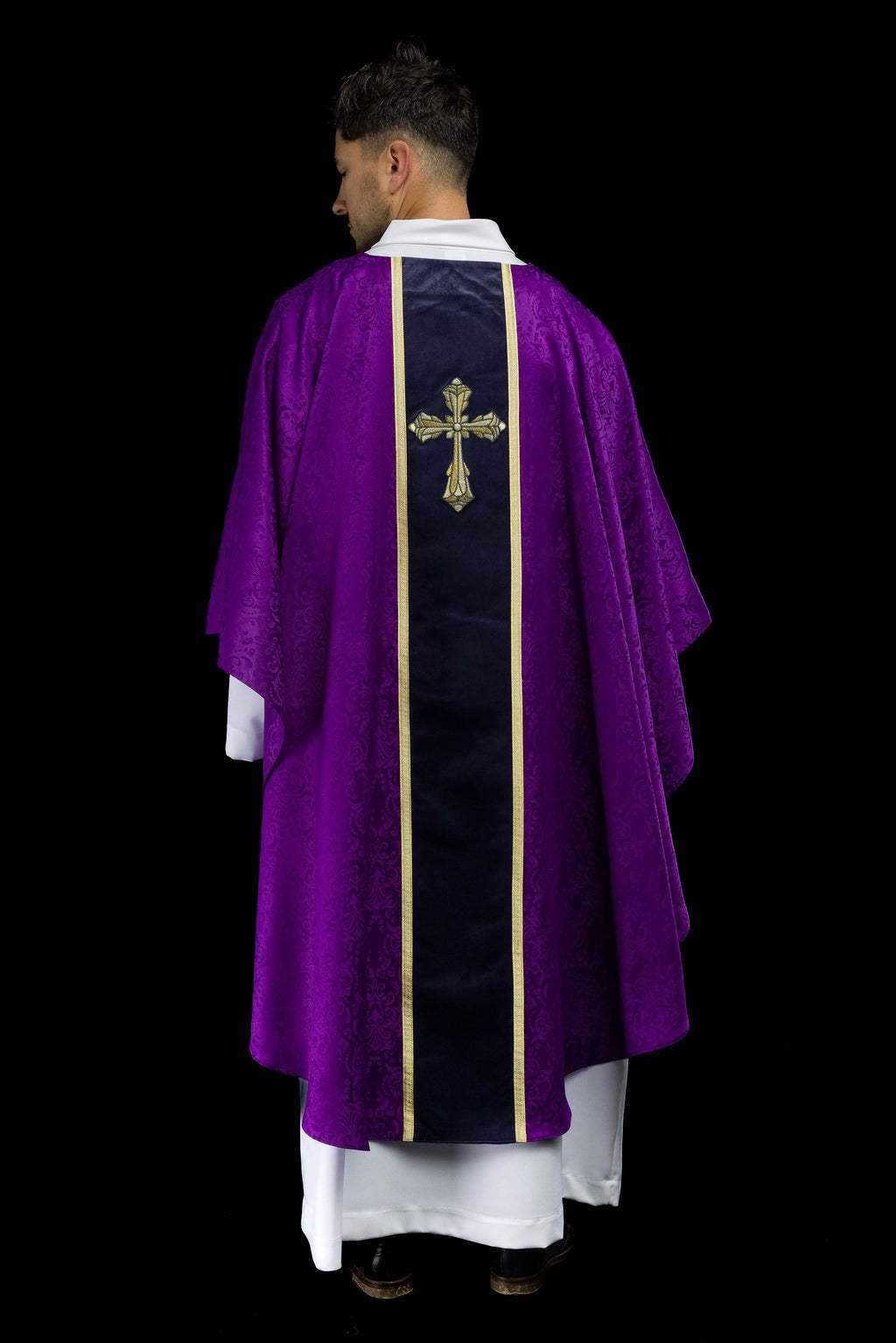 Chasuble liturgique violette avec étole et broderie de croix sur tissu jacquard