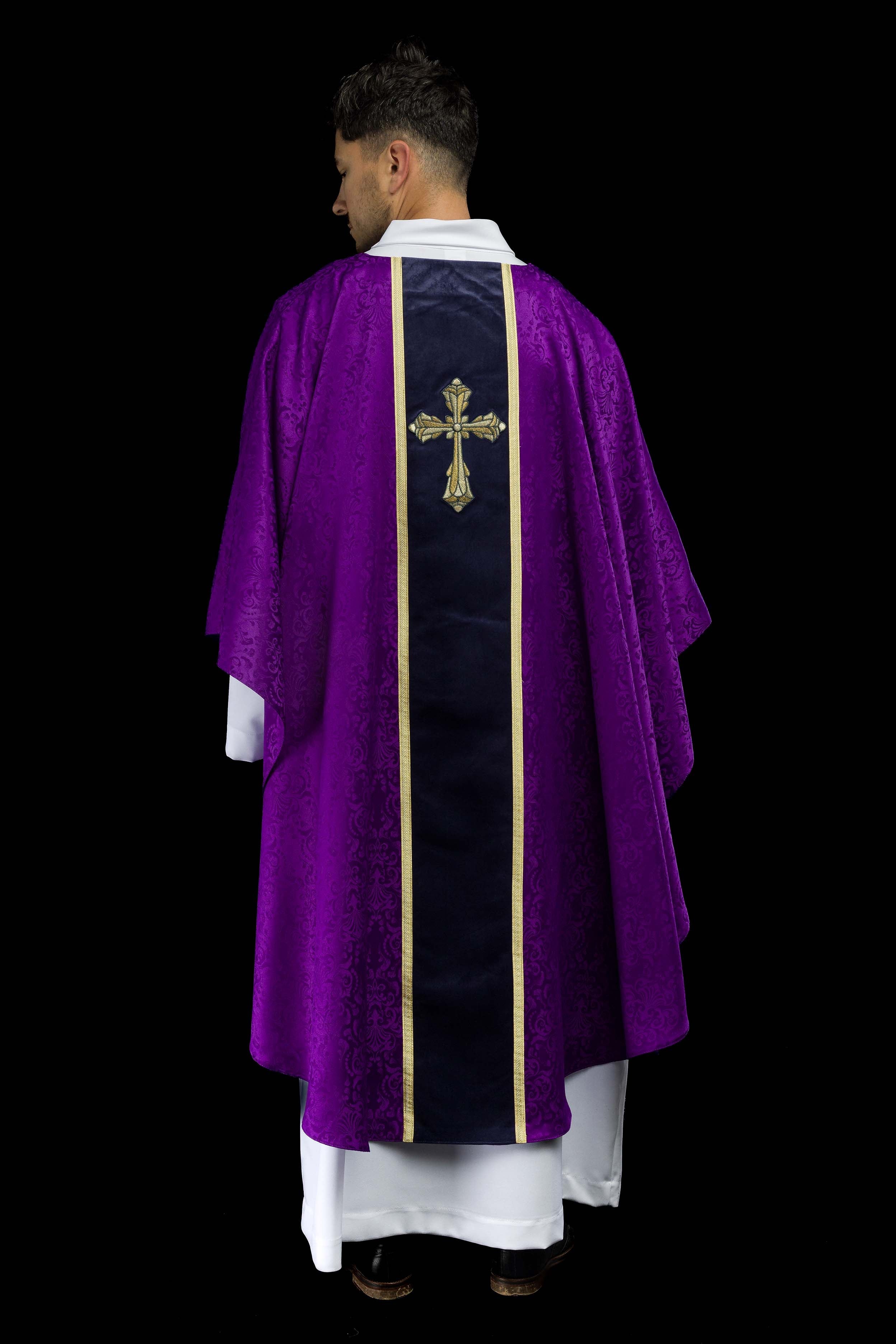 Chasuble liturgique violette avec étole et broderie de croix sur tissu jacquard
