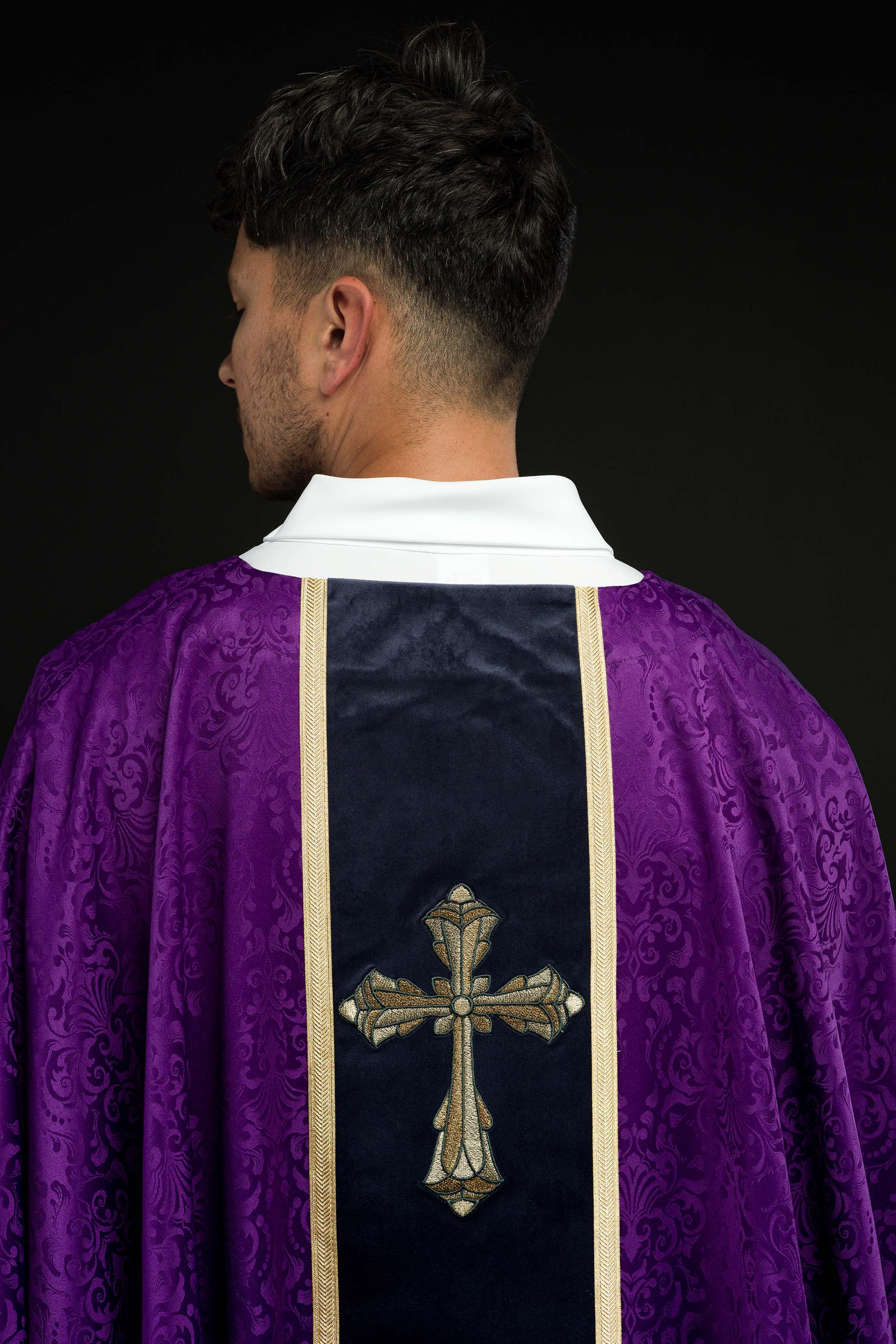 Chasuble liturgique violette avec étole et broderie de croix sur tissu jacquard