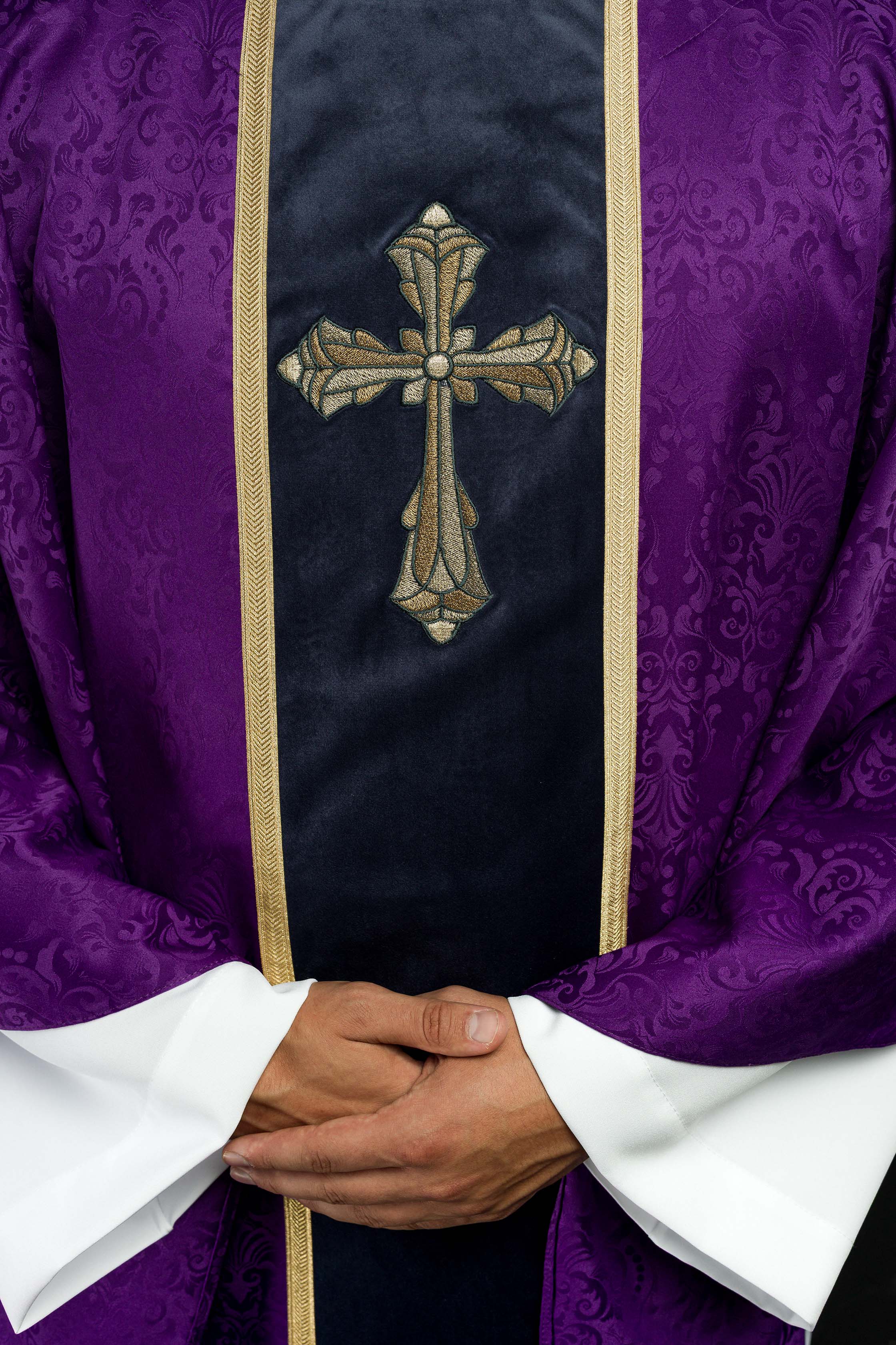 Chasuble liturgique violette avec étole et broderie de croix sur tissu jacquard