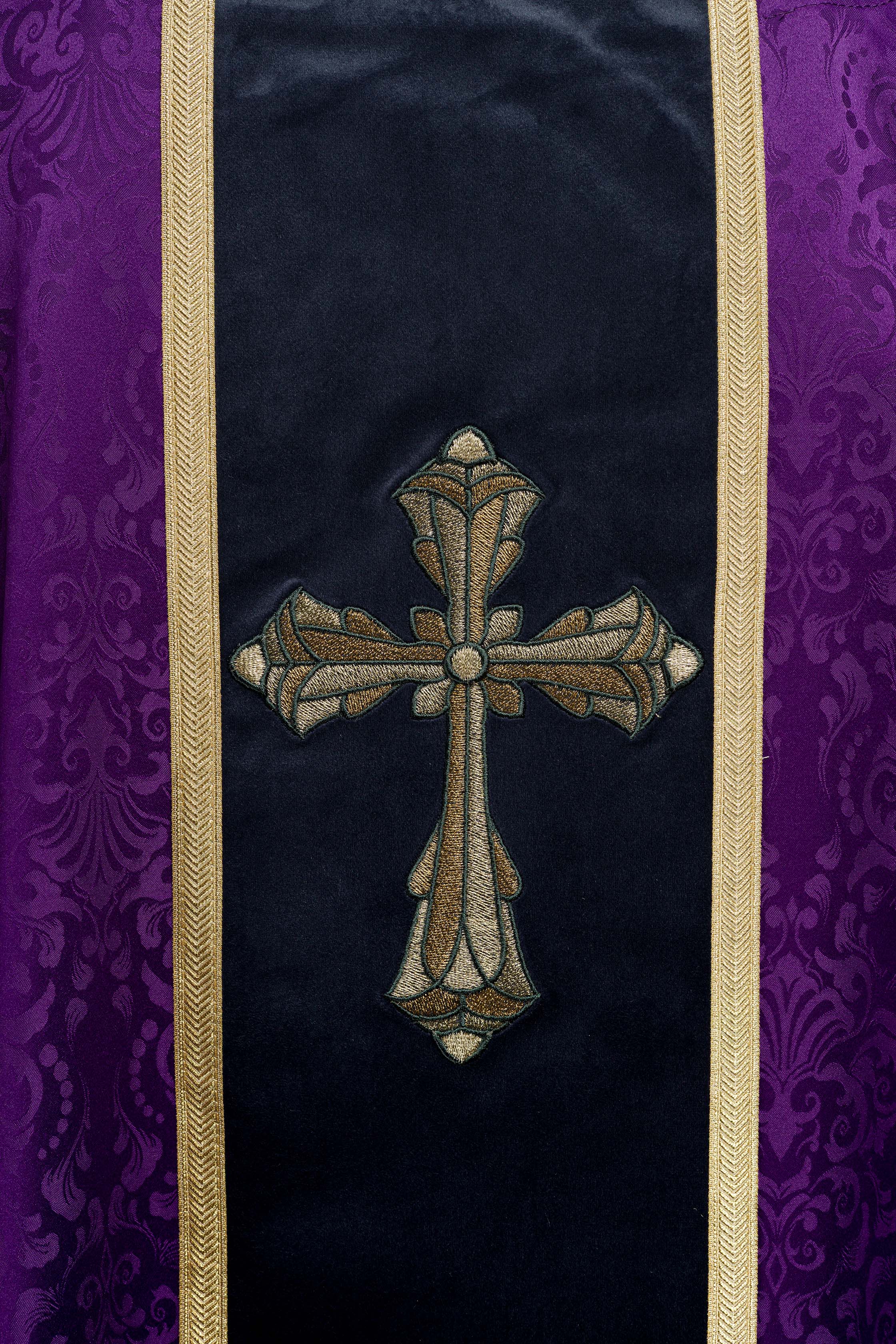 Chasuble liturgique violette avec étole et broderie de croix sur tissu jacquard