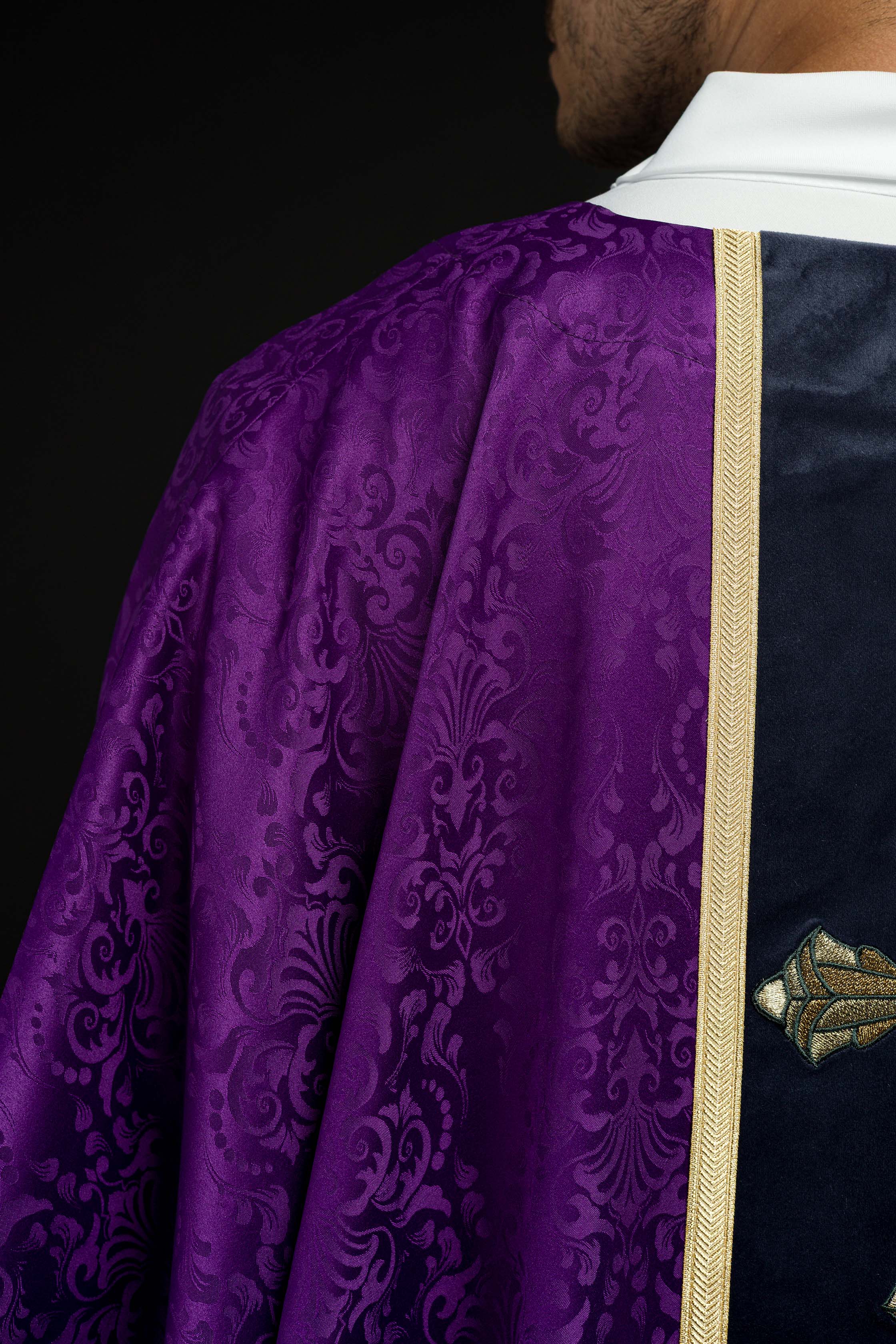 Chasuble liturgique violette avec étole et broderie de croix sur tissu jacquard