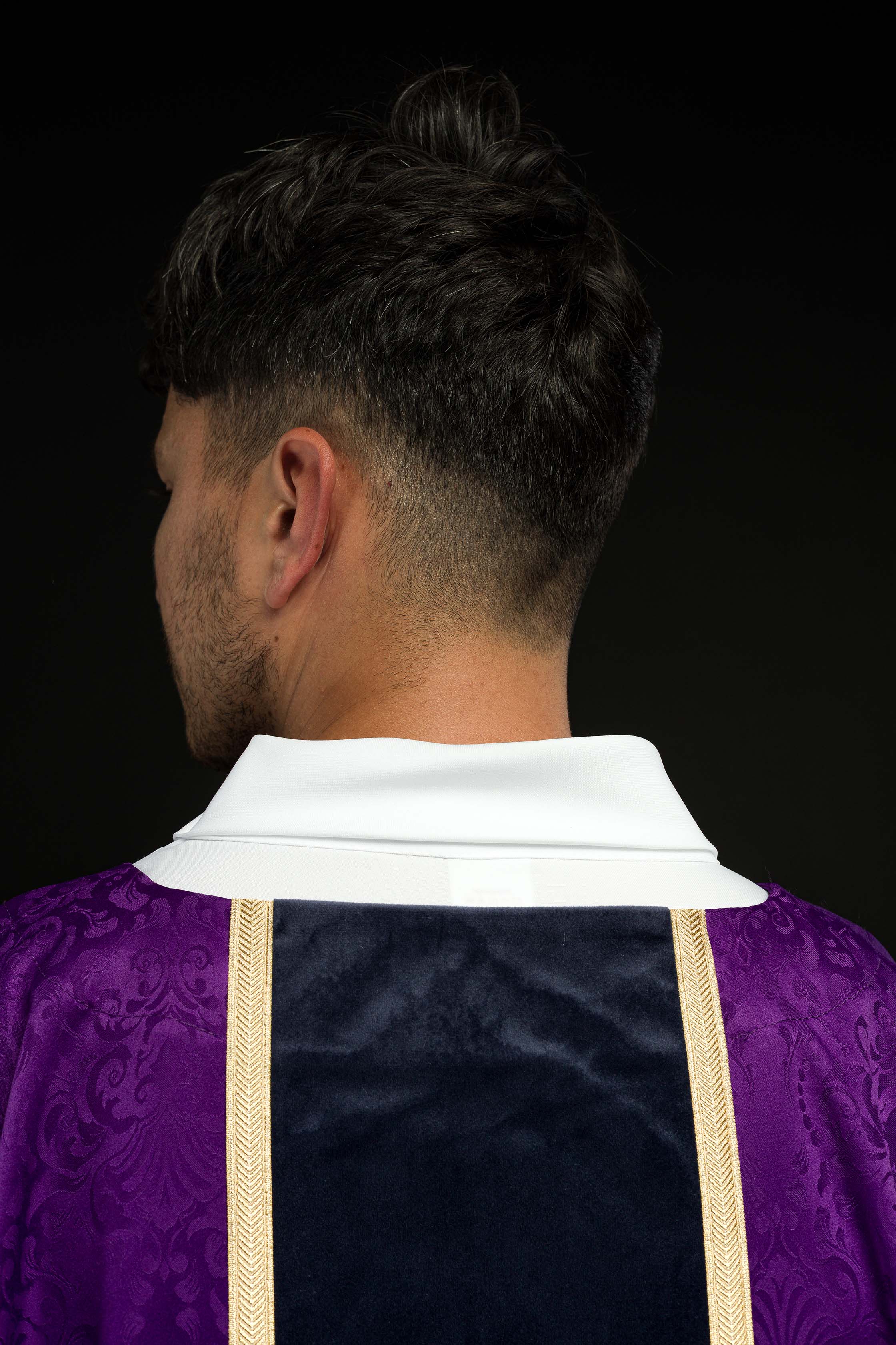 Chasuble liturgique violette avec étole et broderie de croix sur tissu jacquard