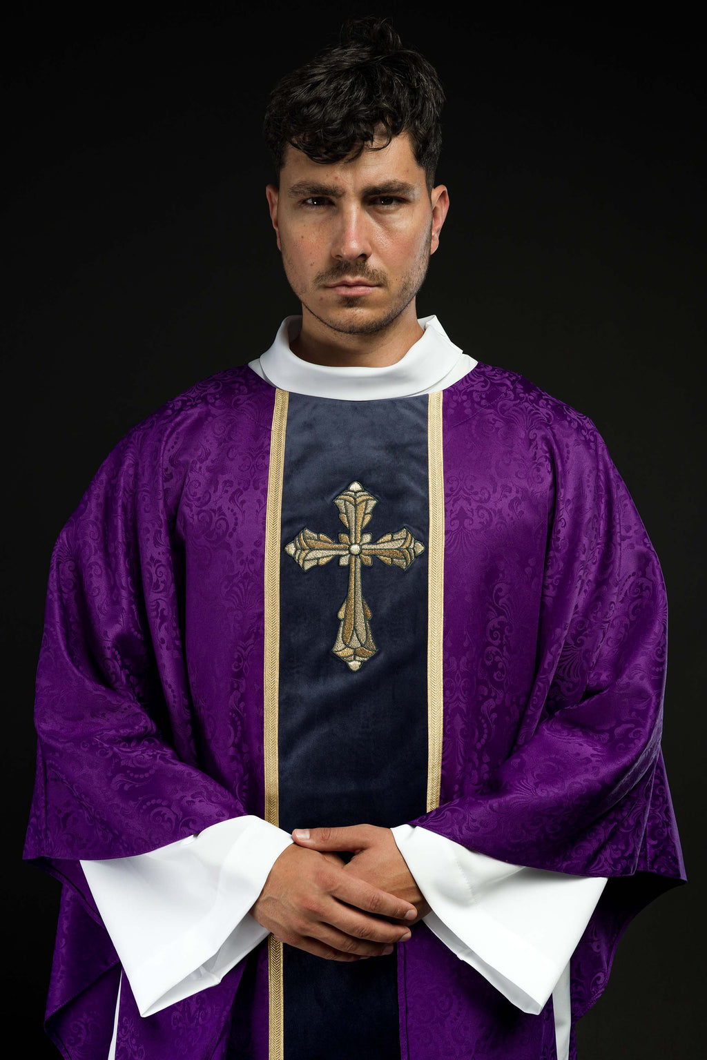 Chasuble liturgique violette avec étole et broderie de croix sur tissu jacquard