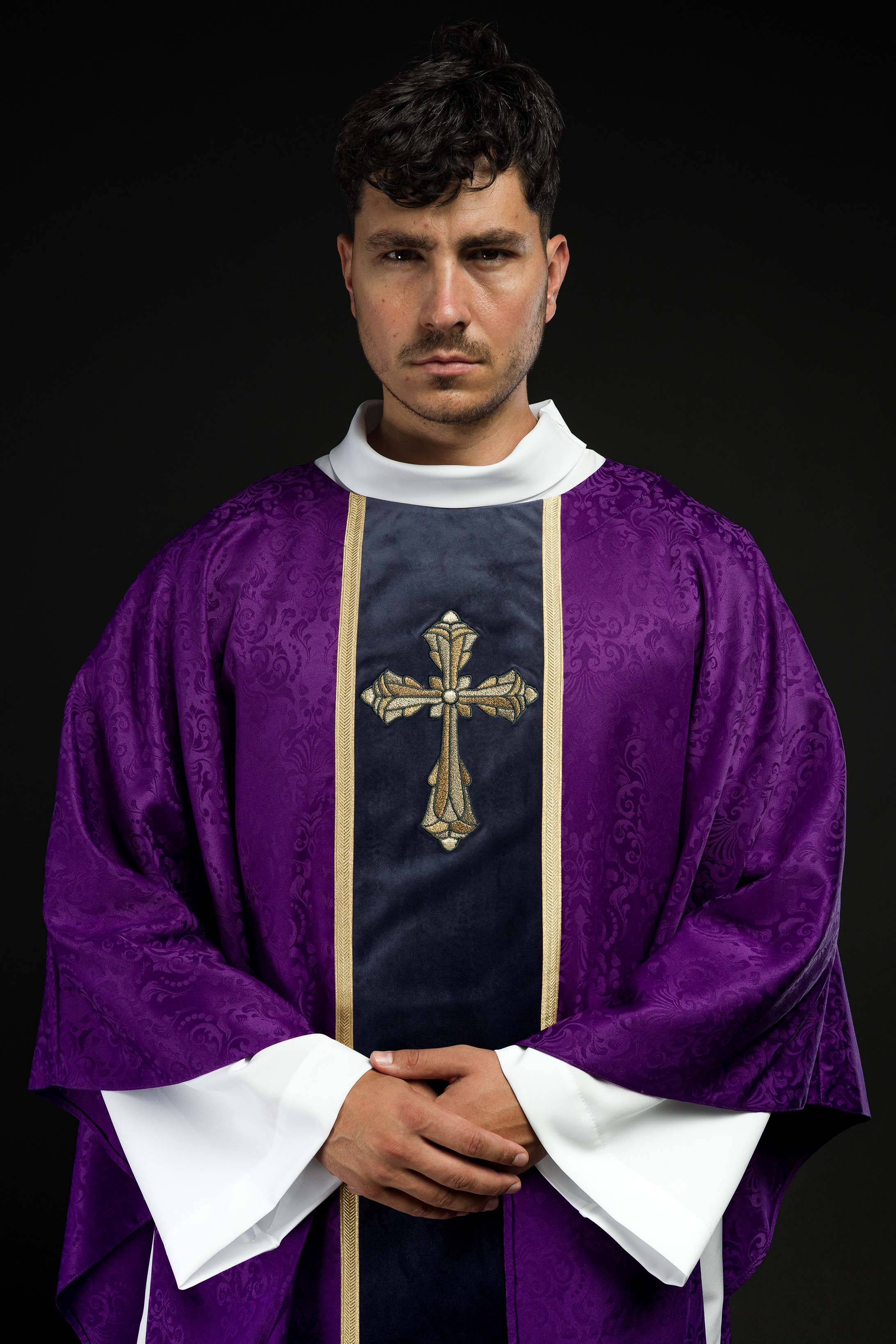 Chasuble liturgique violette avec étole et broderie de croix sur tissu jacquard