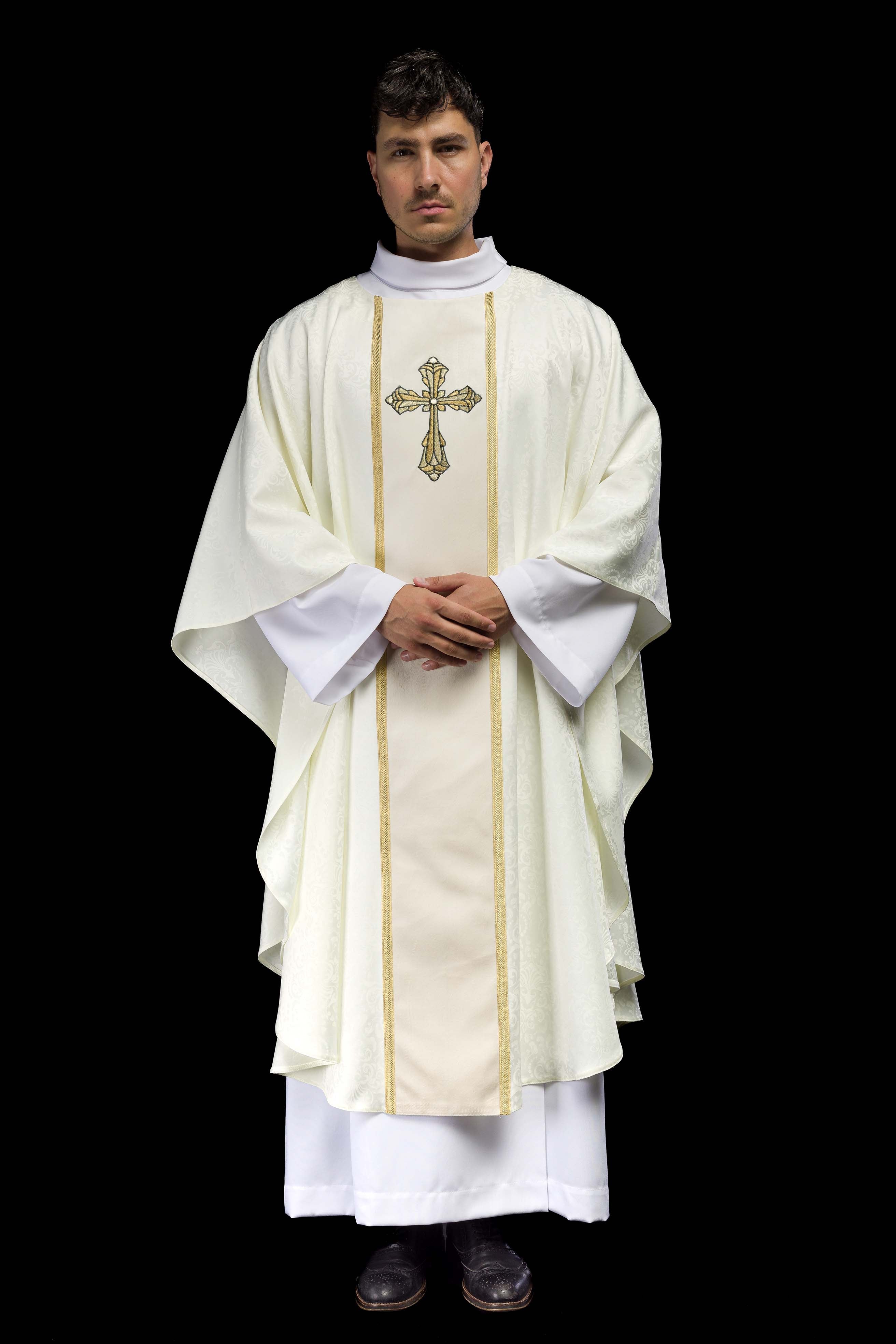 Chasuble liturgique écrue avec bande et broderie de croix sur tissu jacquard