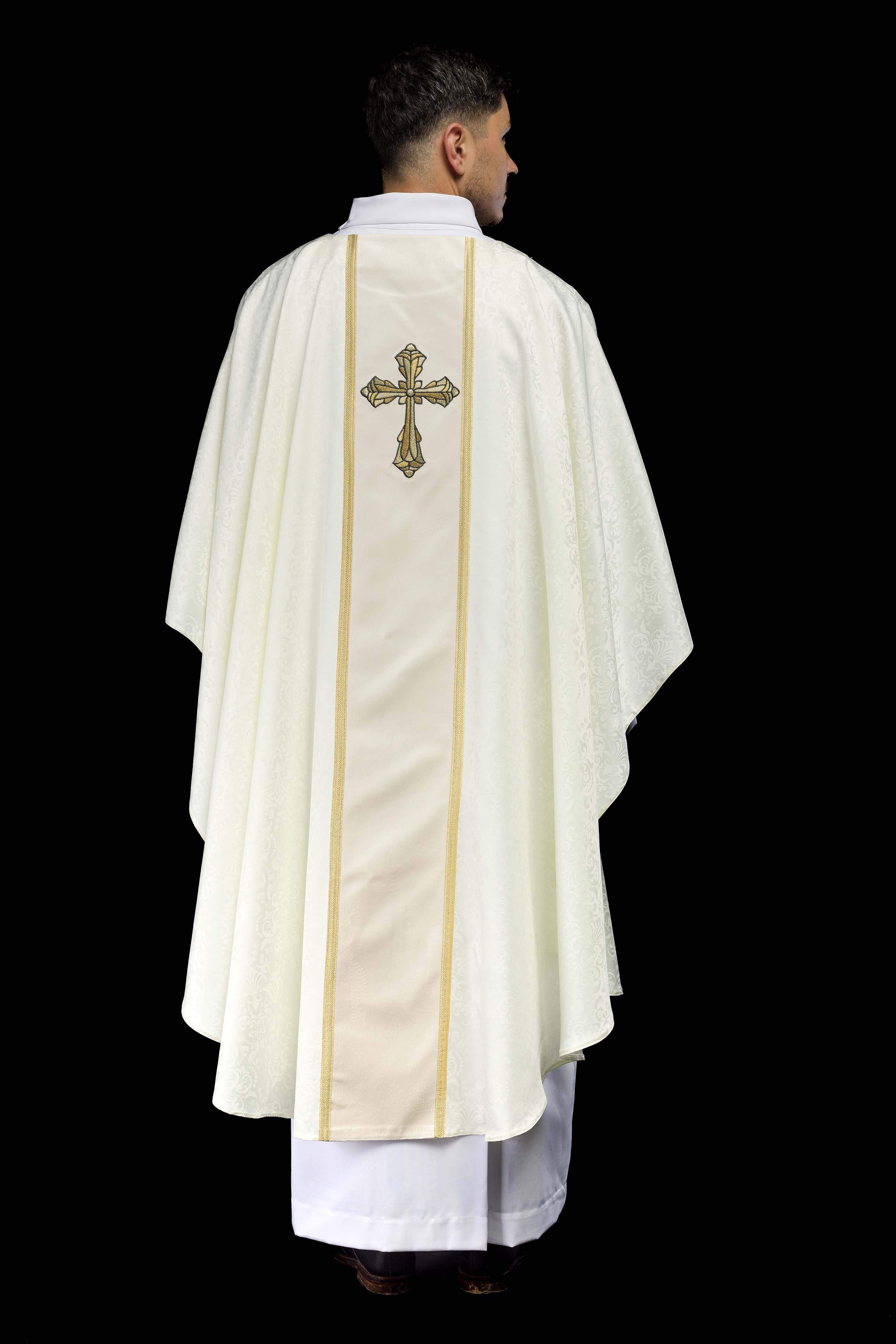 Chasuble liturgique écrue avec bande et broderie de croix sur tissu jacquard