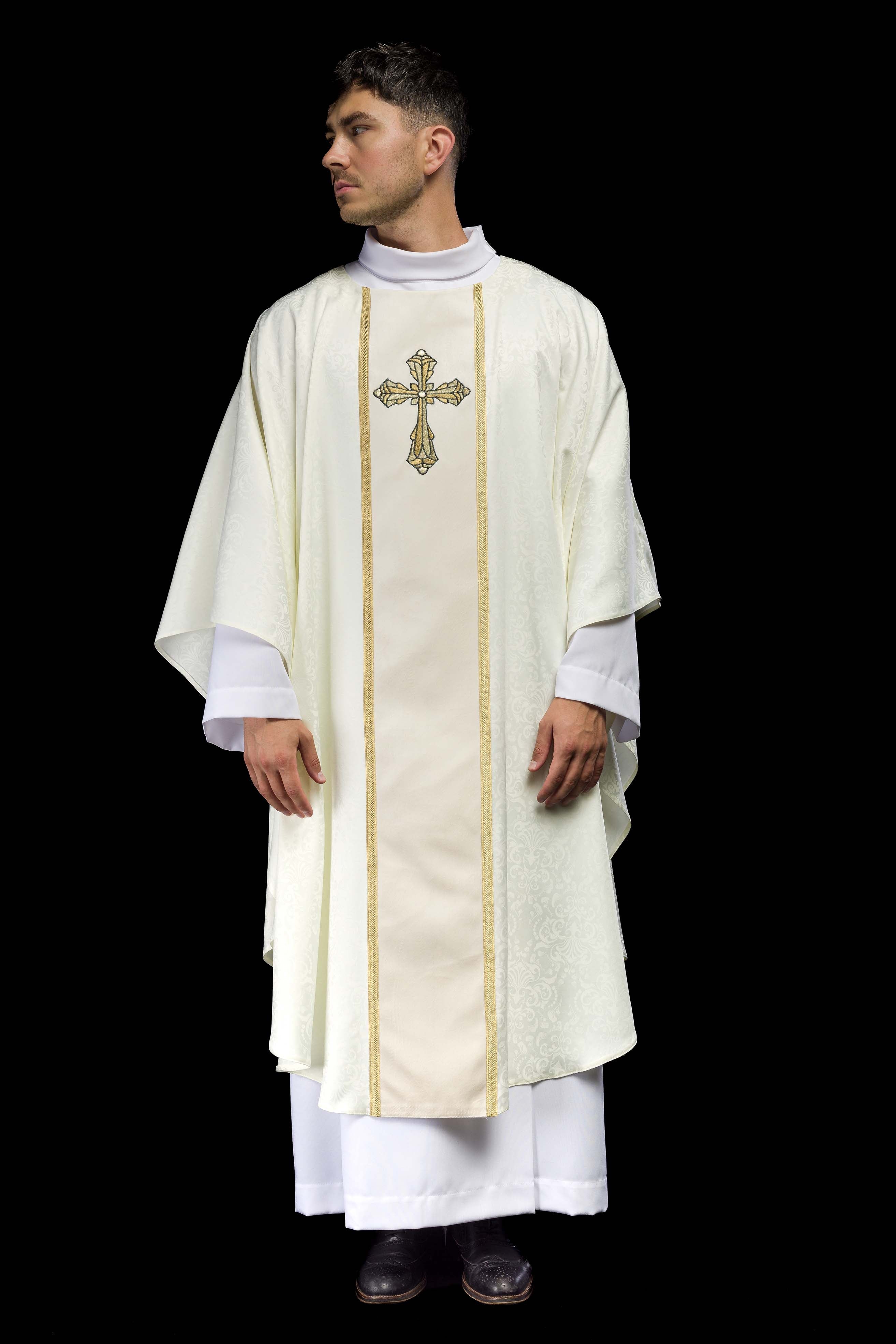 Chasuble liturgique écrue avec bande et broderie de croix sur tissu jacquard