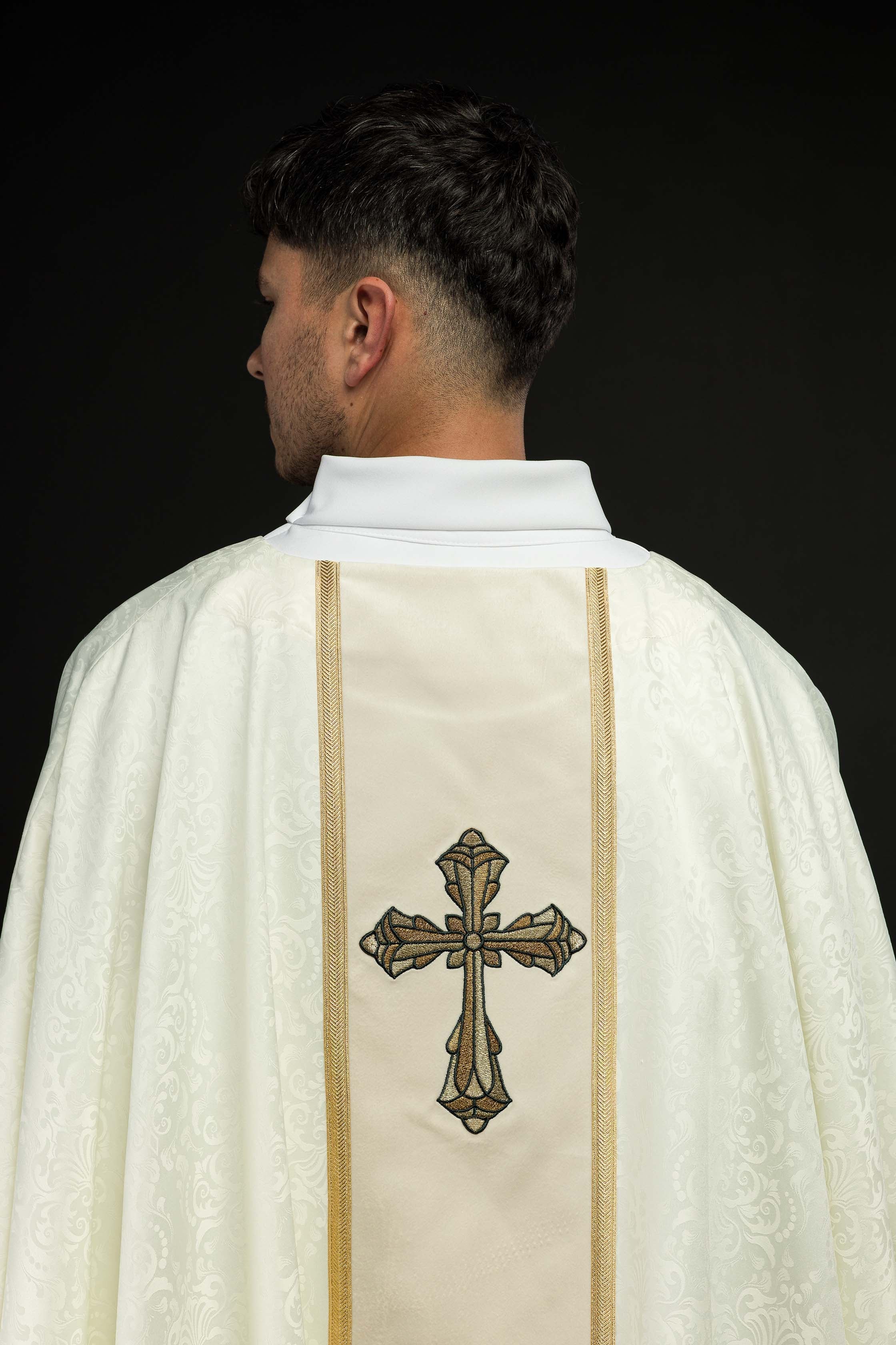Chasuble liturgique écrue avec bande et broderie de croix sur tissu jacquard