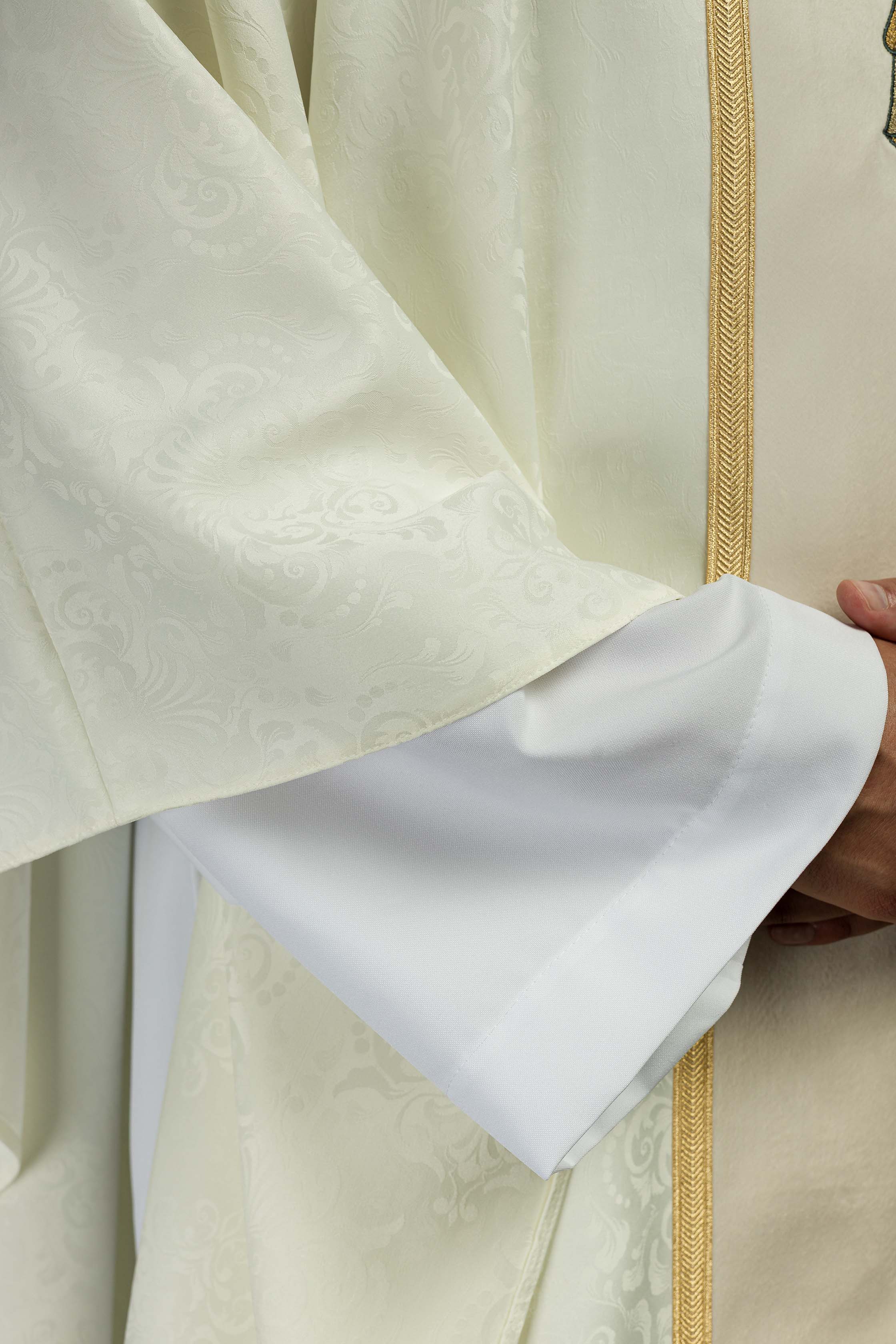Chasuble liturgique écrue avec bande et broderie de croix sur tissu jacquard