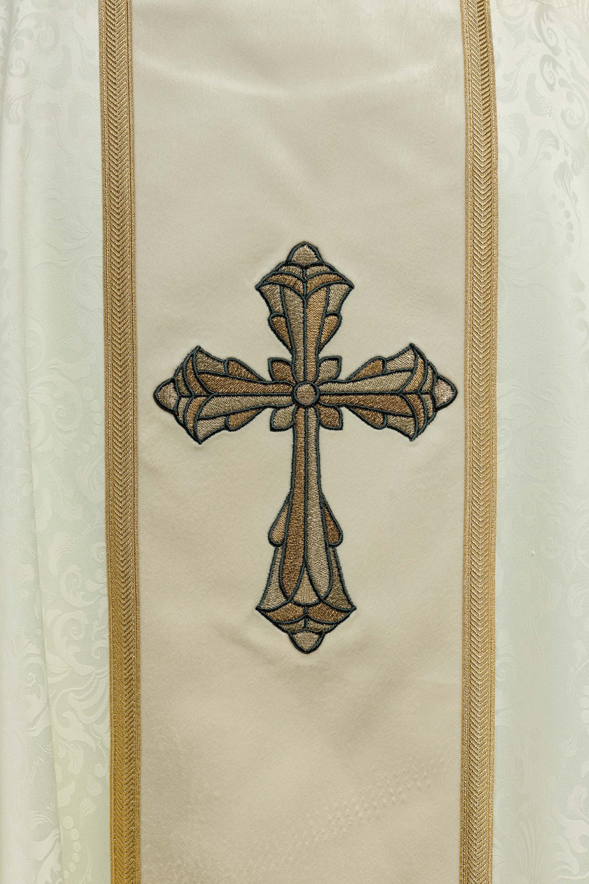 Chasuble liturgique écrue avec bande et broderie de croix sur tissu jacquard