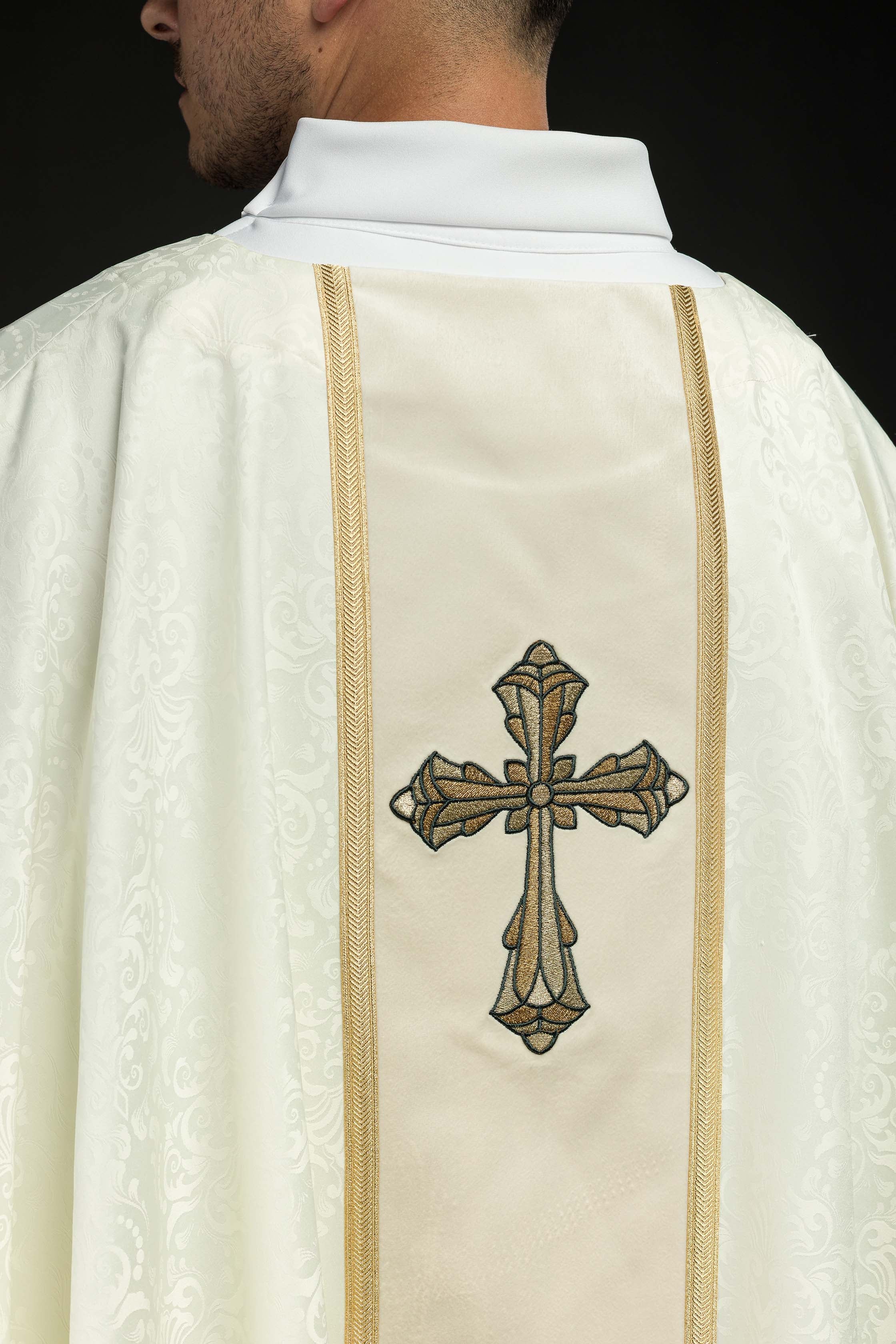 Chasuble liturgique écrue avec bande et broderie de croix sur tissu jacquard