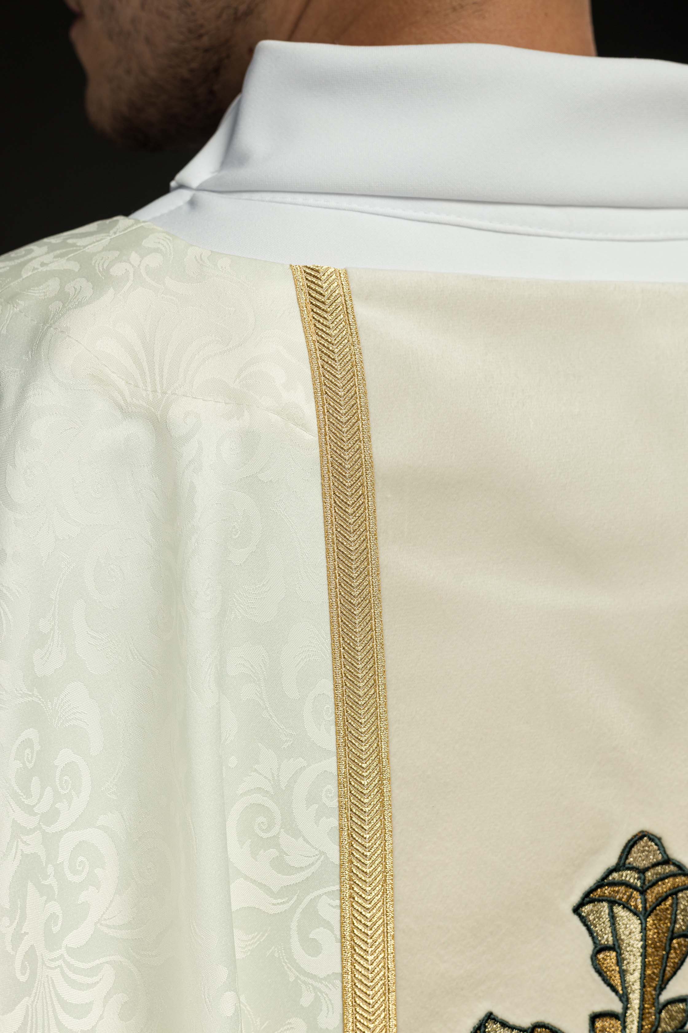 Chasuble liturgique écrue avec bande et broderie de croix sur tissu jacquard