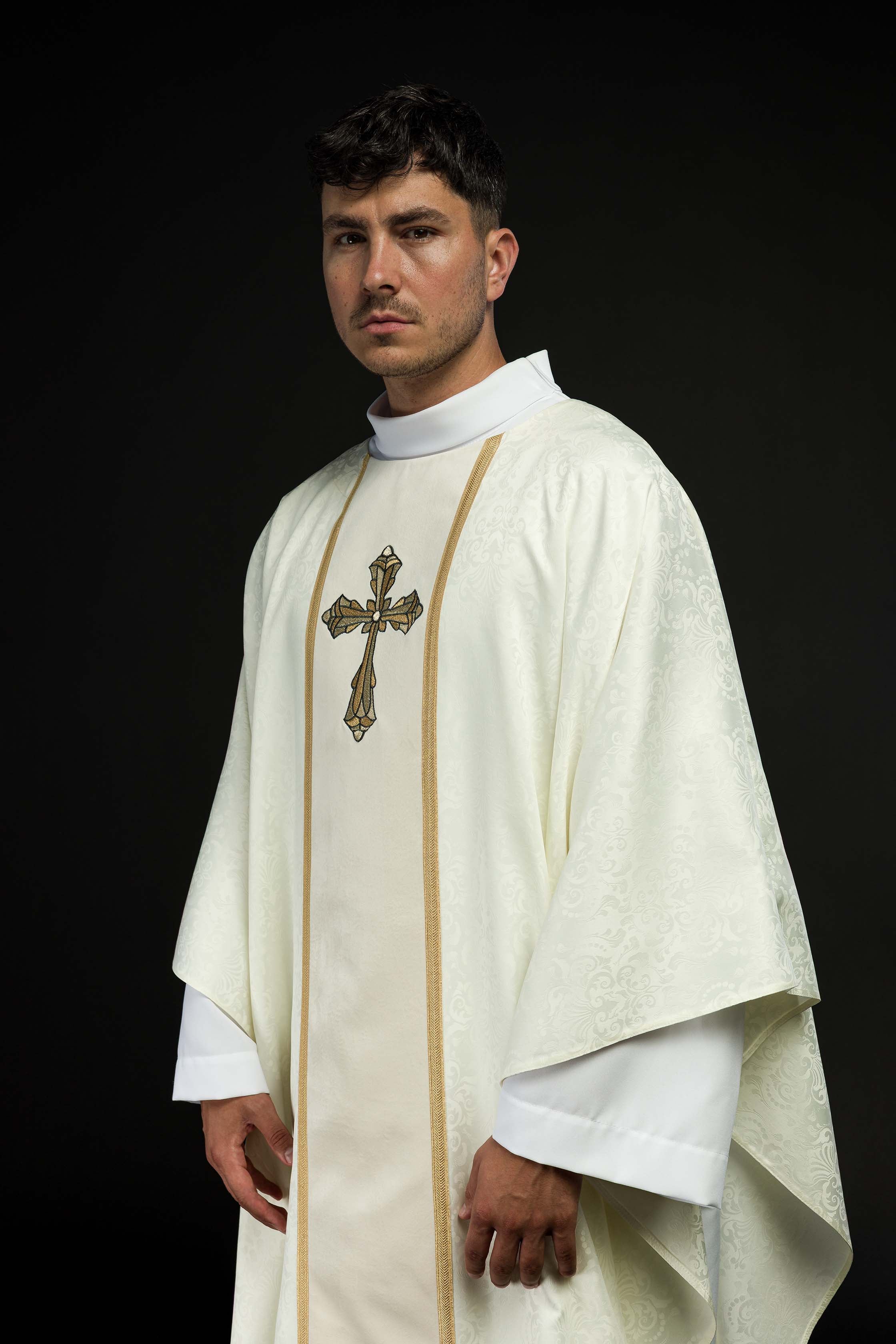 Chasuble liturgique écrue avec bande et broderie de croix sur tissu jacquard
