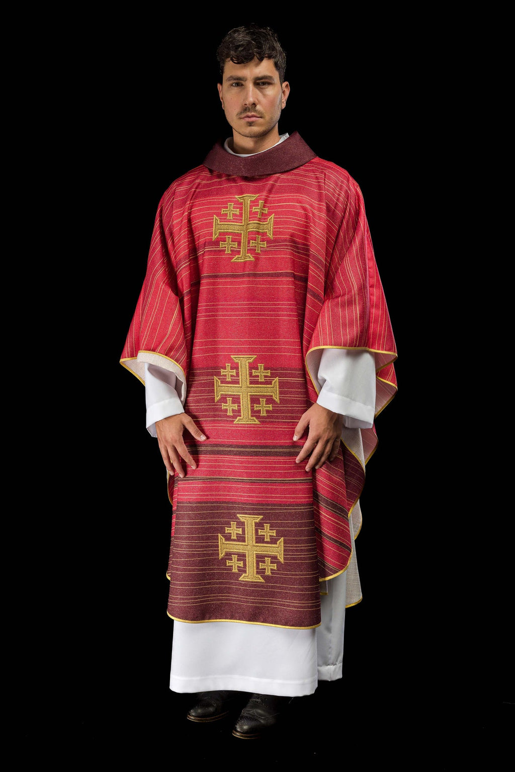 Chasuble rouge imprimée avec la Croix de Jérusalem