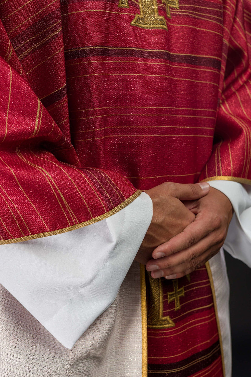 Chasuble rouge imprimée avec la Croix de Jérusalem