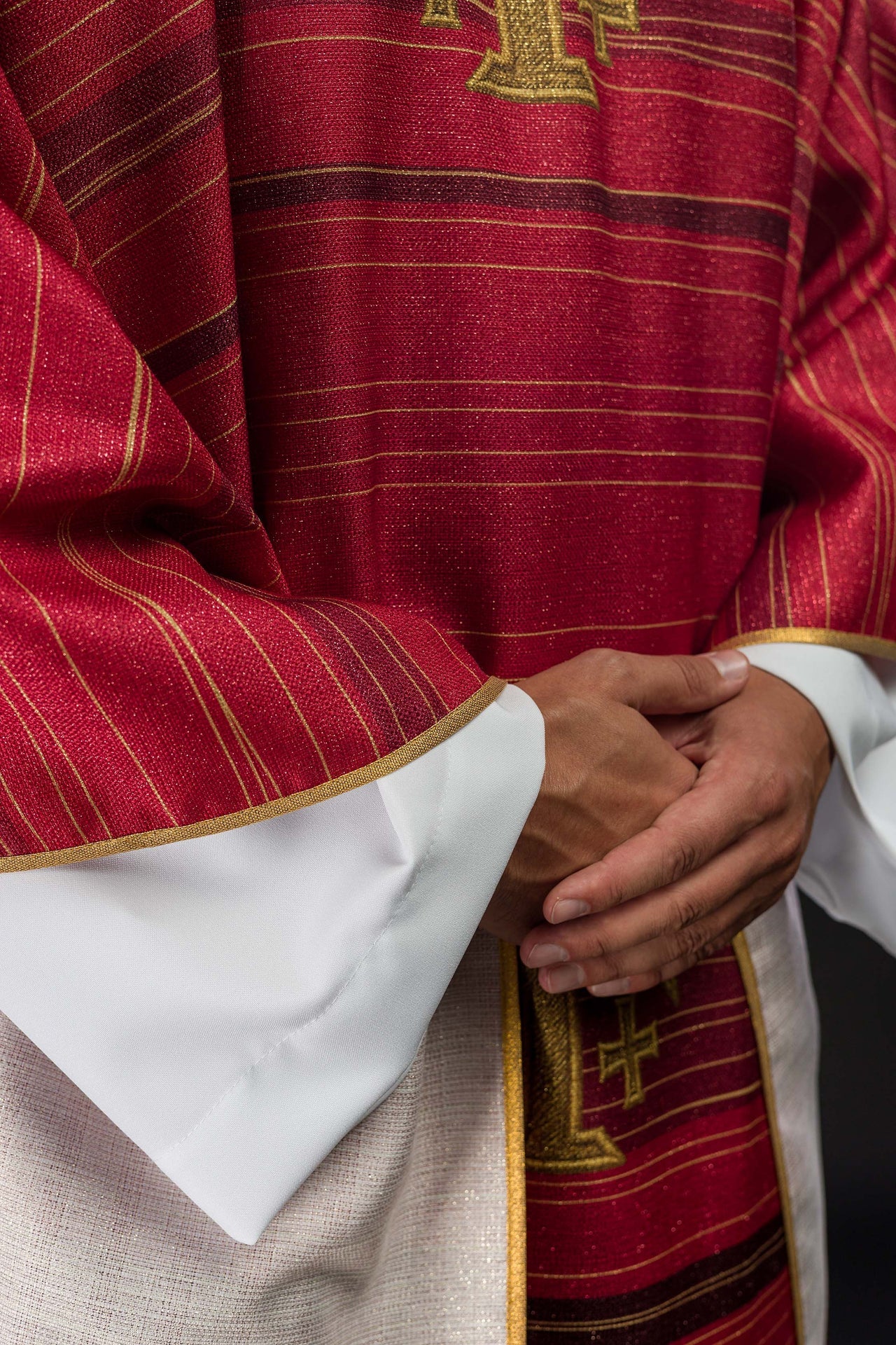 Chasuble rouge imprimée avec la Croix de Jérusalem