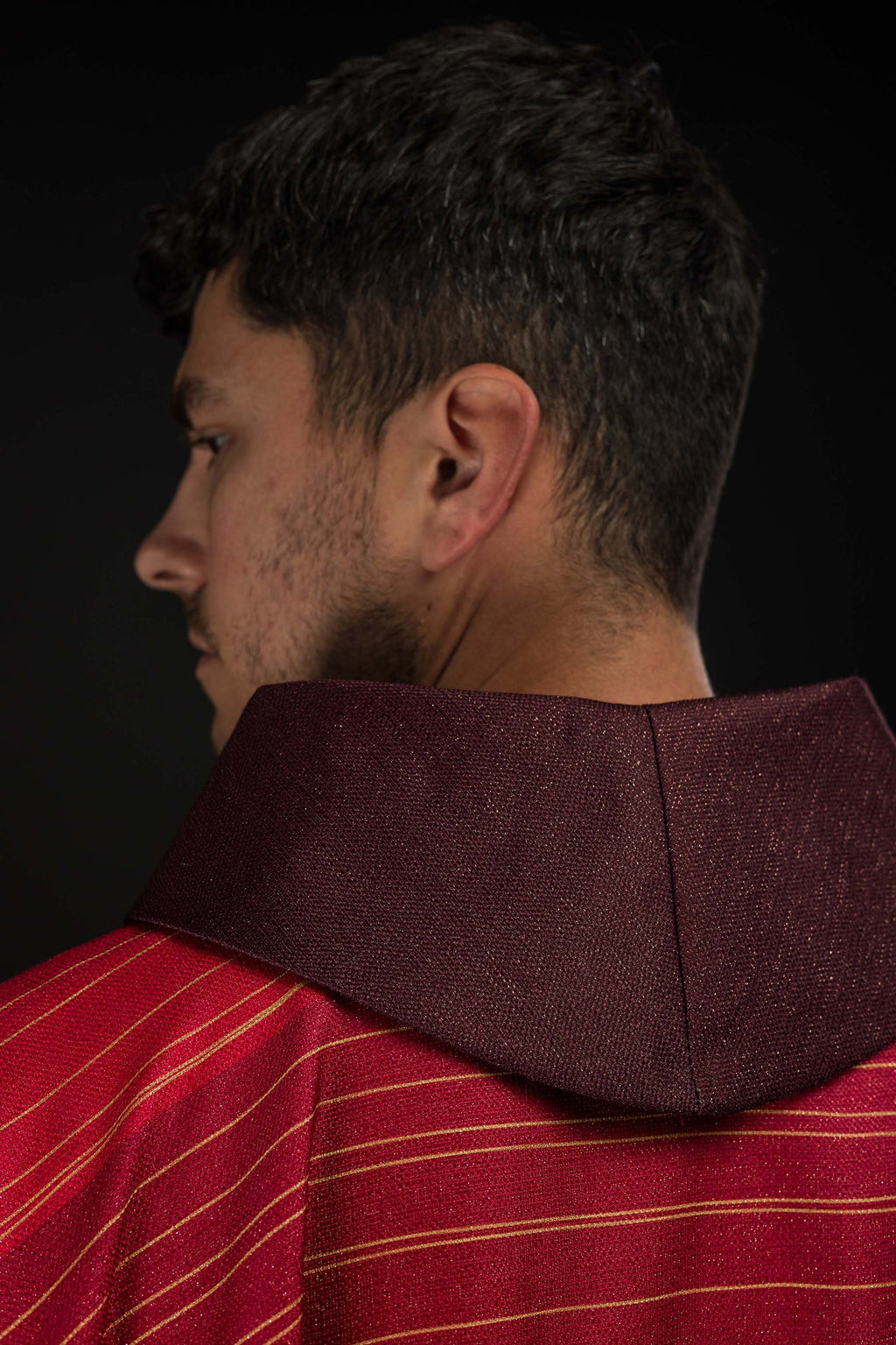 Chasuble rouge imprimée avec la Croix de Jérusalem