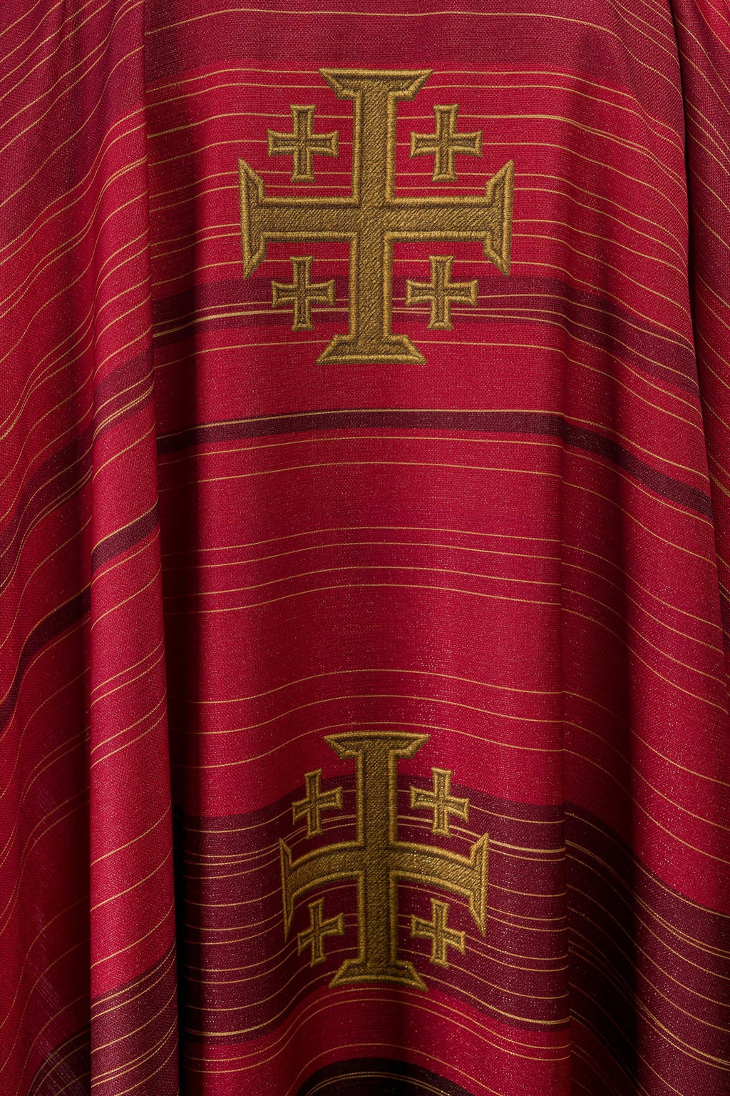 Chasuble rouge imprimée avec la Croix de Jérusalem